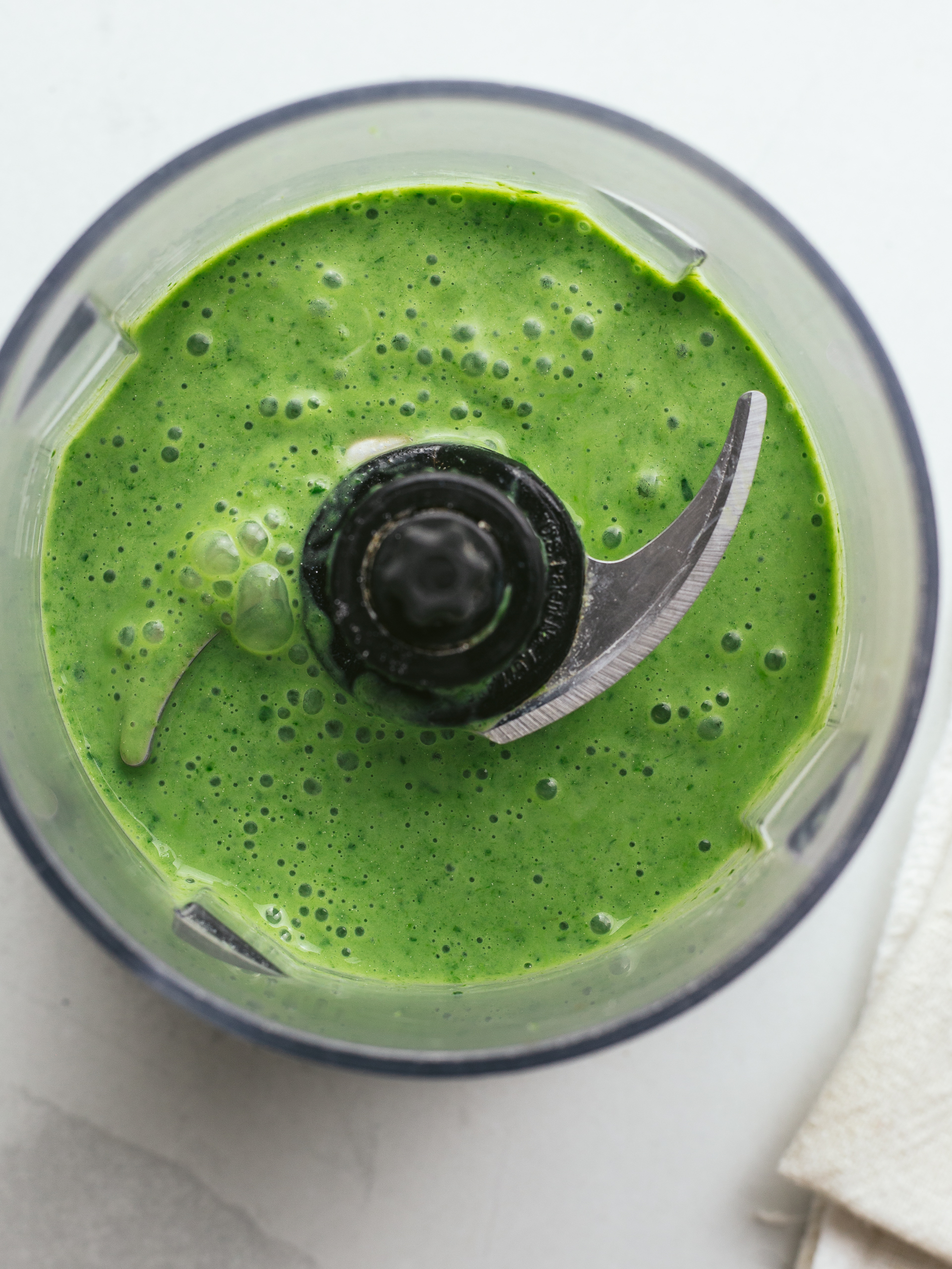 green spinach smoothie for iron in a blender