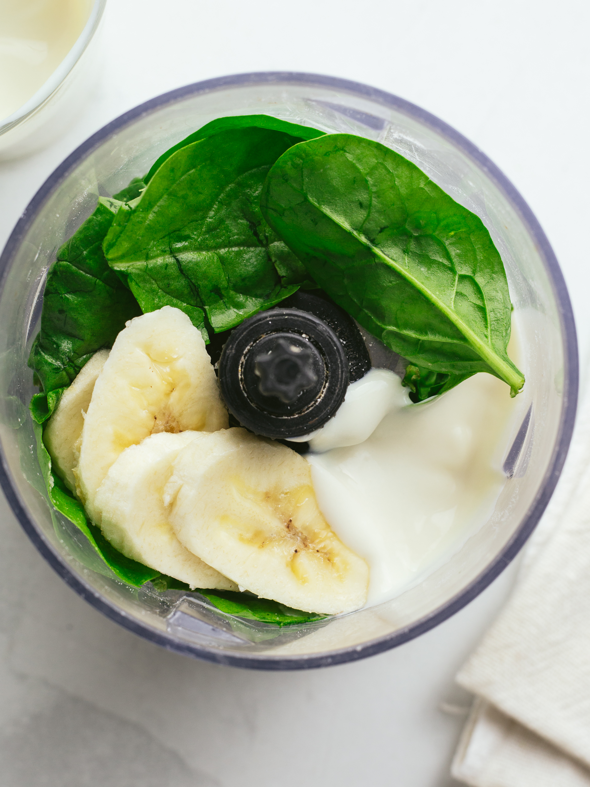 spinach banana and yoghurt in a blender