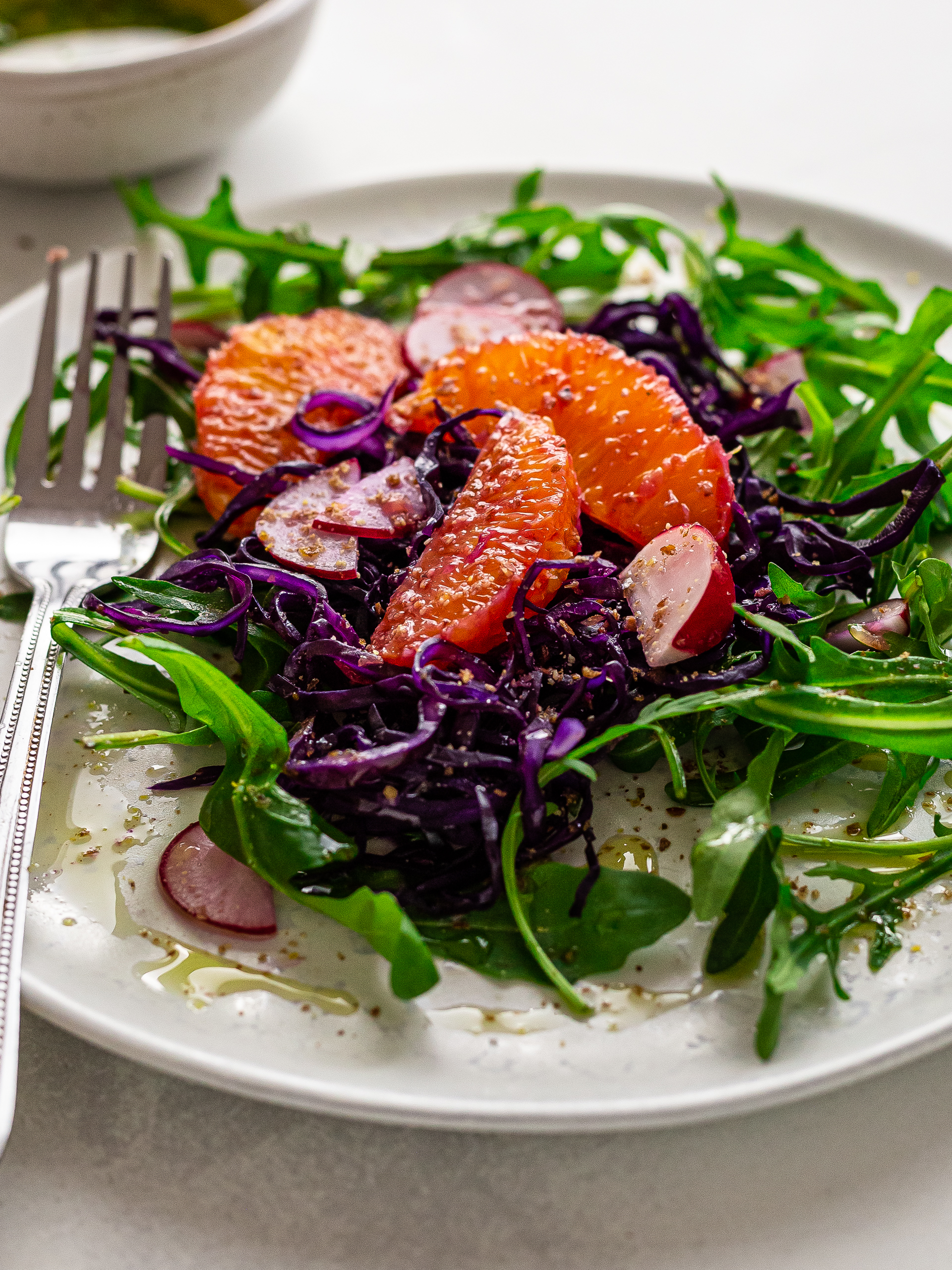 anti-inflammatory salad with red cabbage, rocket, and oranges
