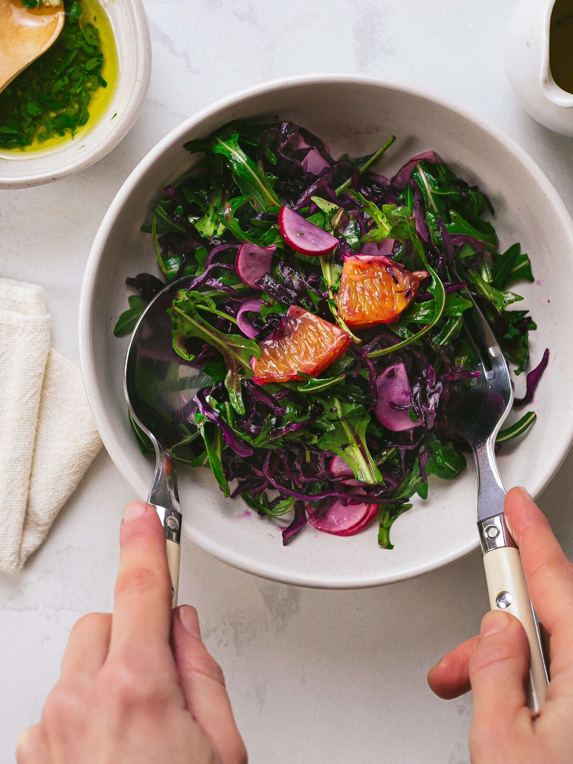anti-inflammatory salad with red cabbage, rocket, and oranges