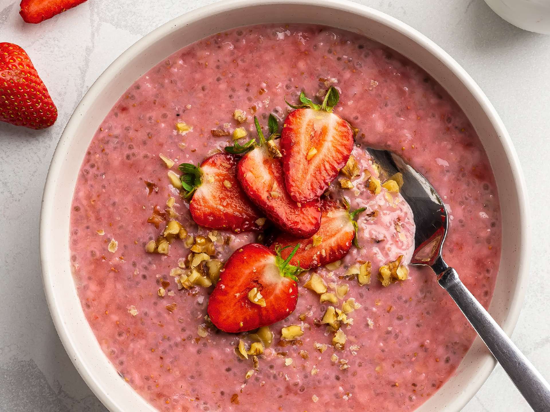 Low FODMAP Oatmeal with Strawberries