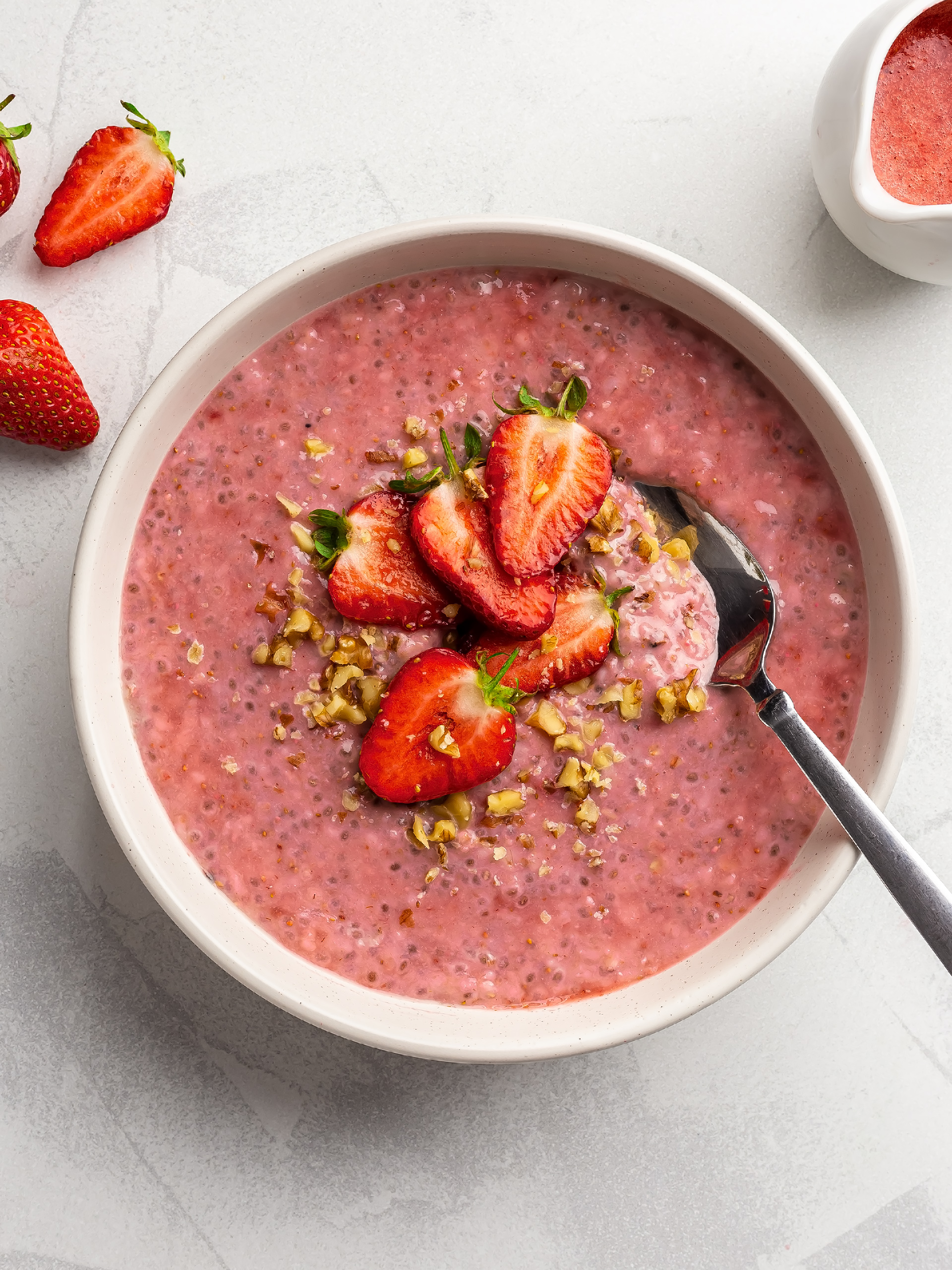 Low FODMAP Oatmeal with Strawberries