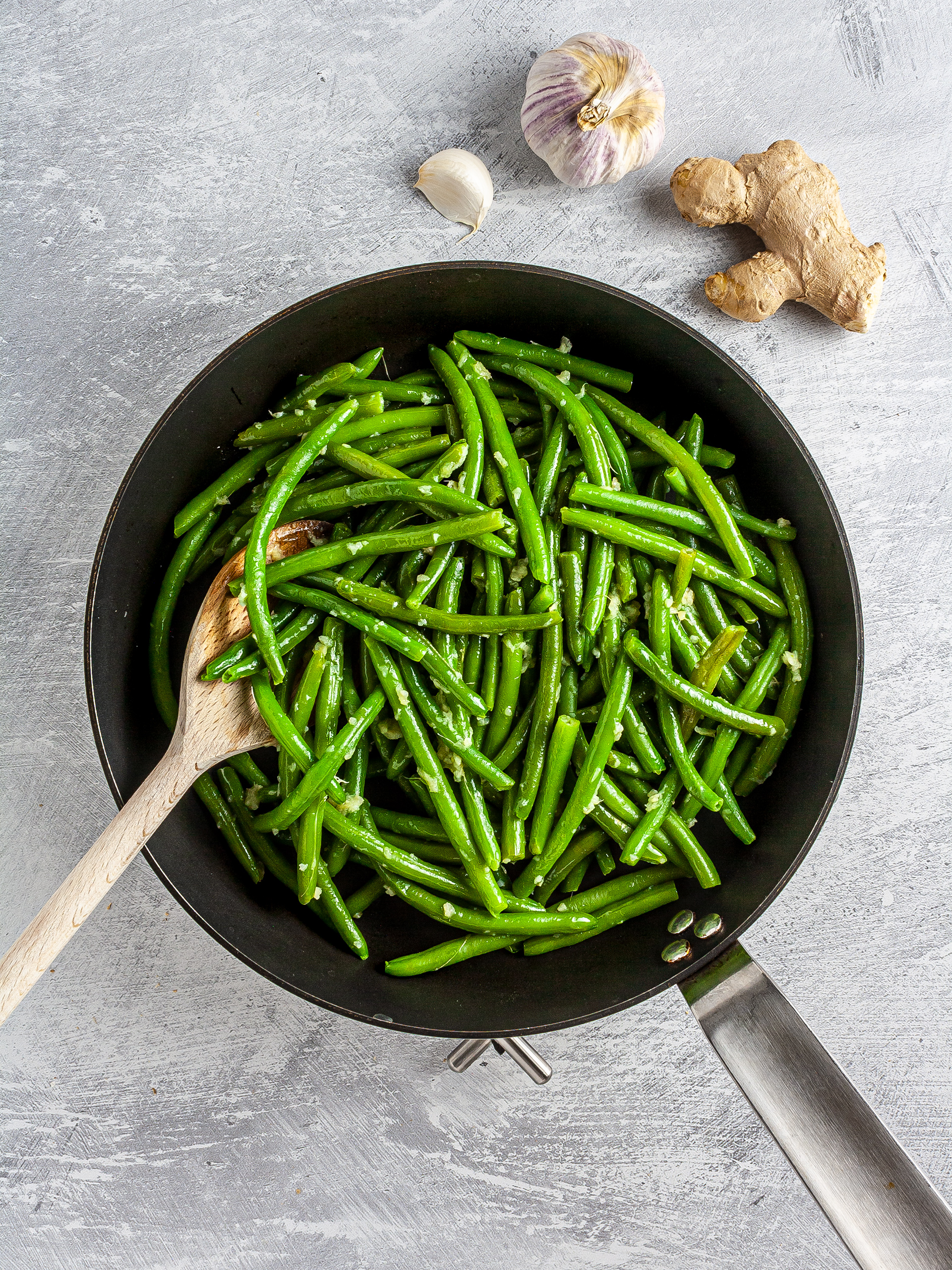 Cooked green beans with ginger and garlic