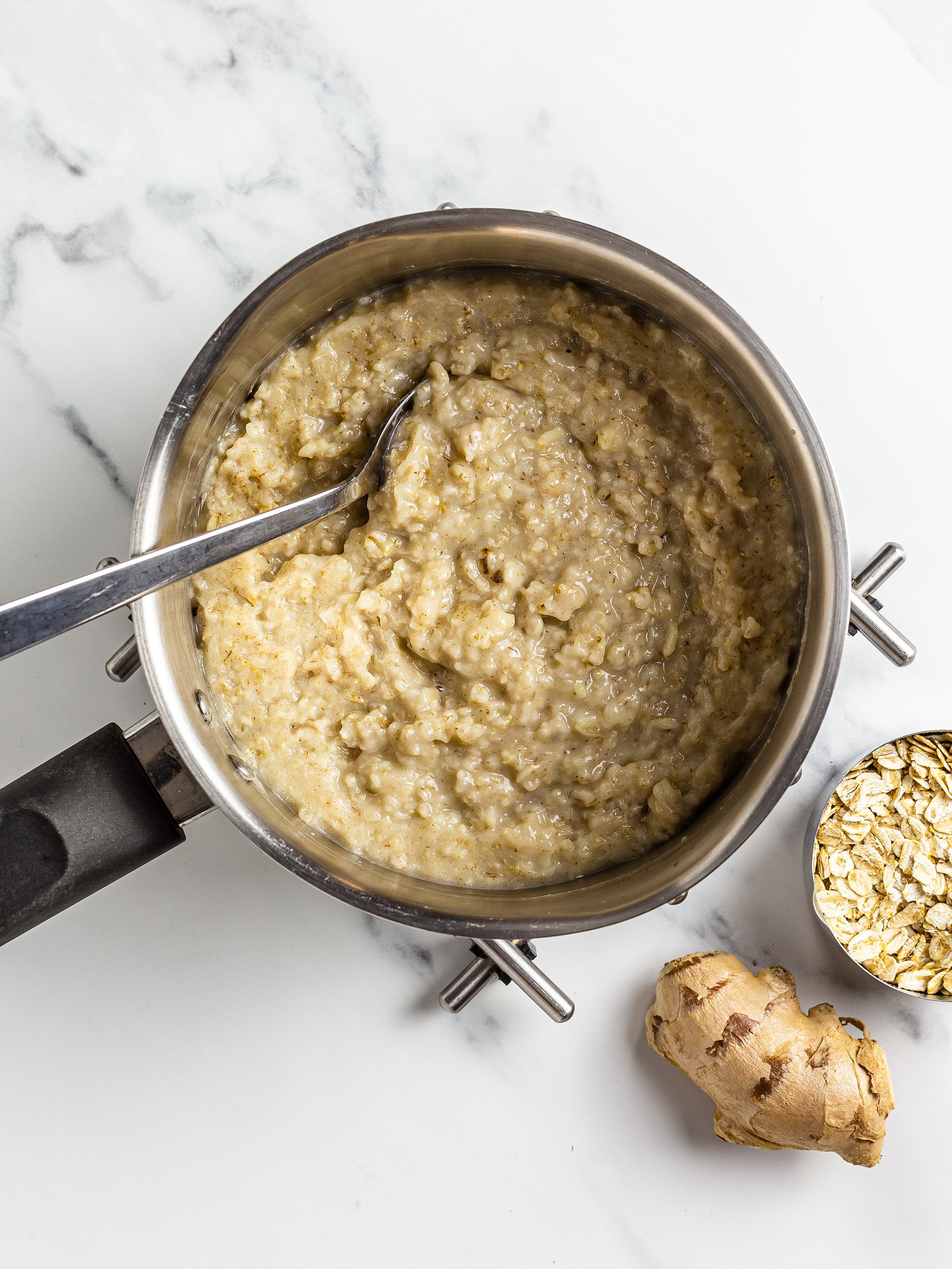 Porridge with oats and ground ginger