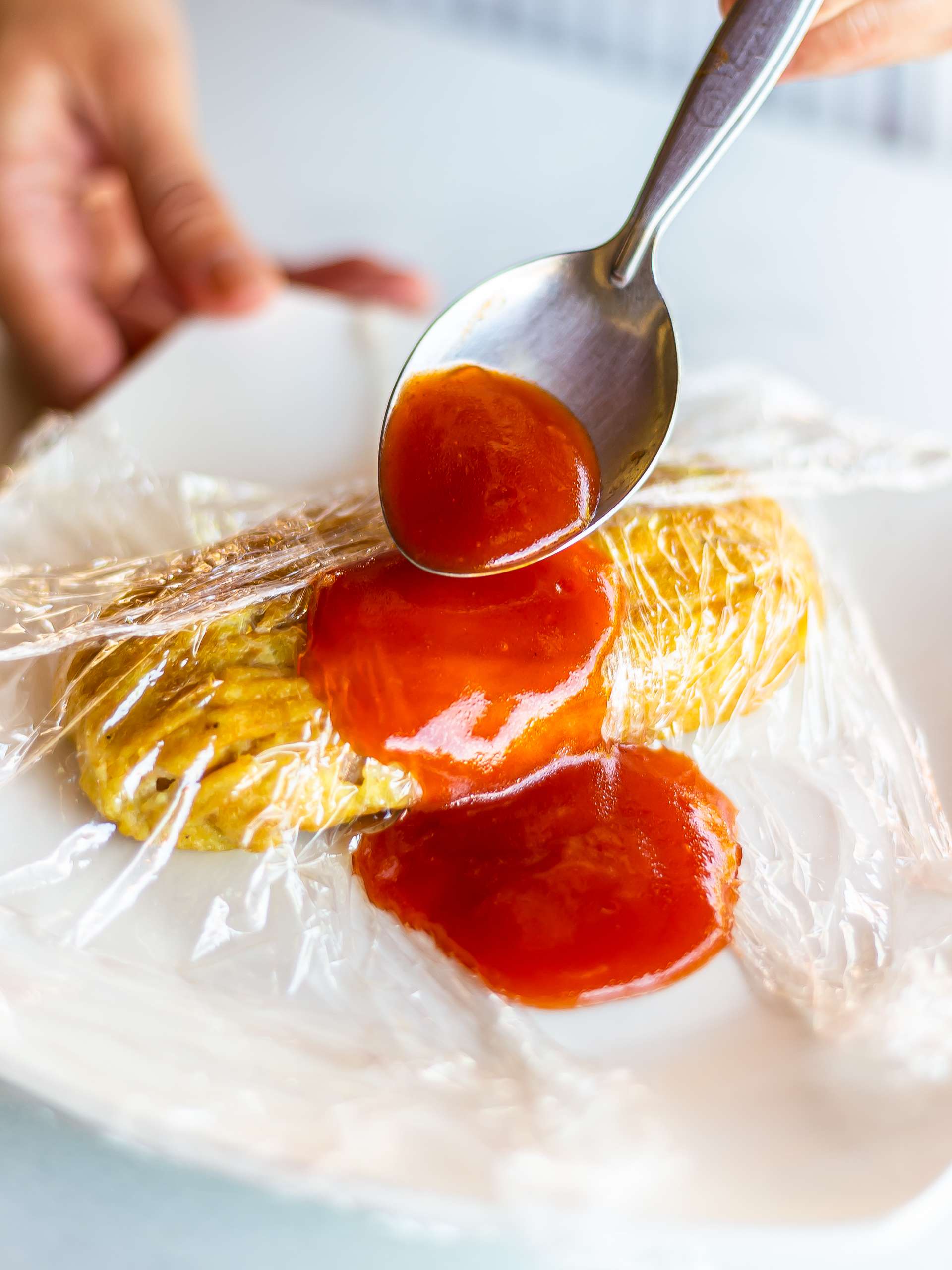 step photo of how to garnish omurice with ketchup sauce