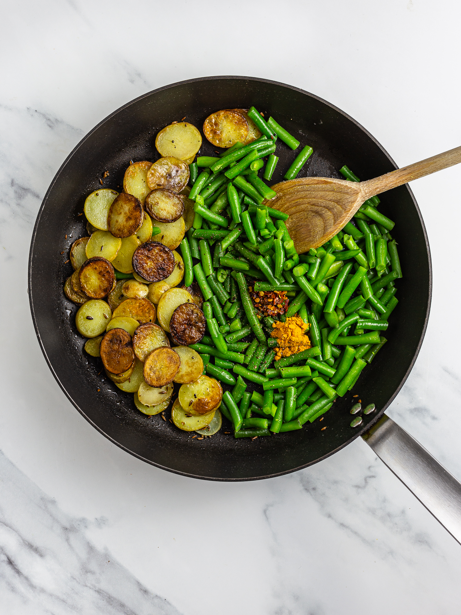 Green beans with aloo in a skillet
