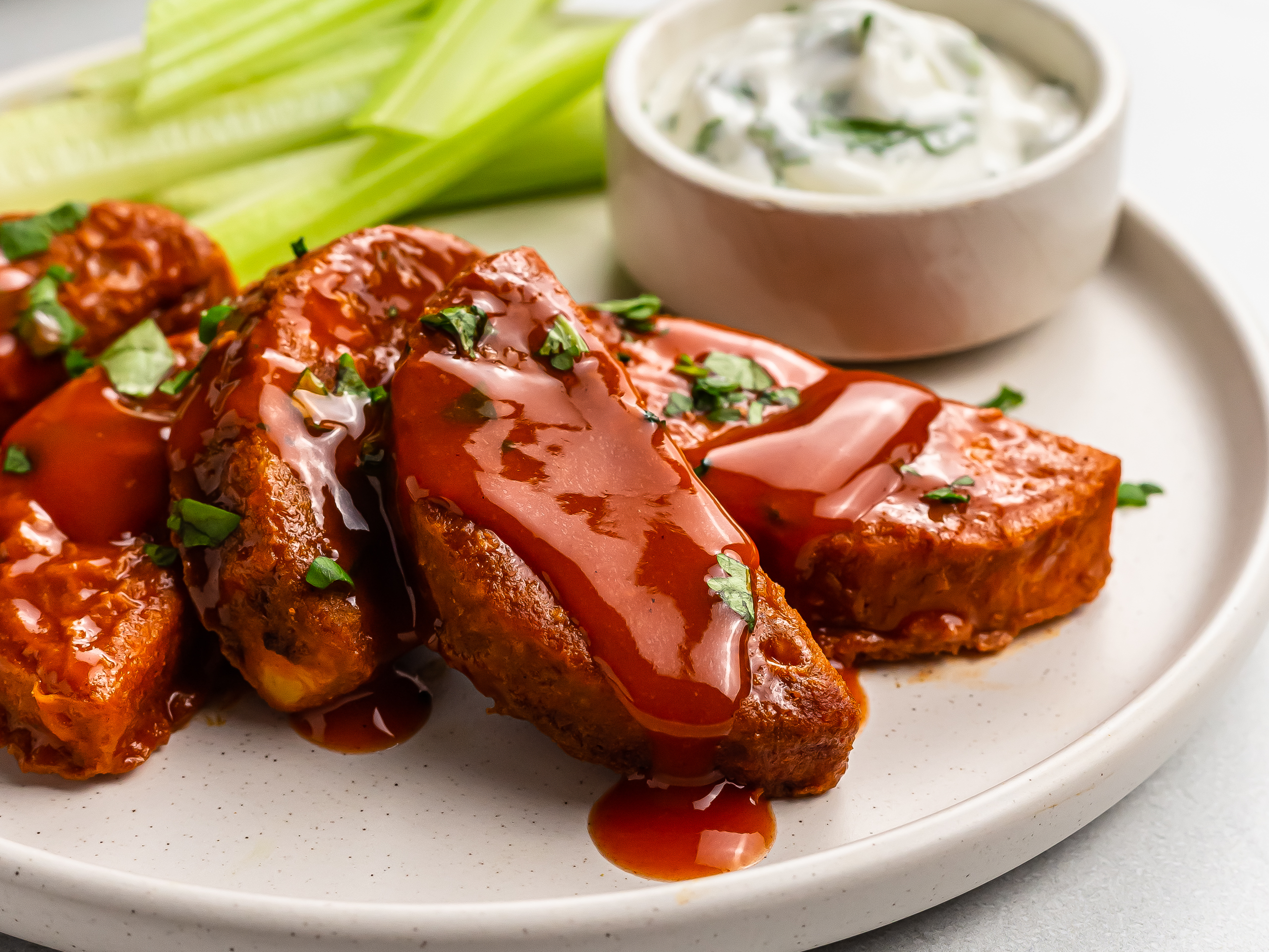 https://cdn.foodaciously.com/static/recipes/1bbc8e49-2746-4ec3-bb99-7e872864e6e6/buffalo-tempeh-wings-d79aef70ea47e9f8adb718035d33c313.jpg?utm_source=chatgpt.com