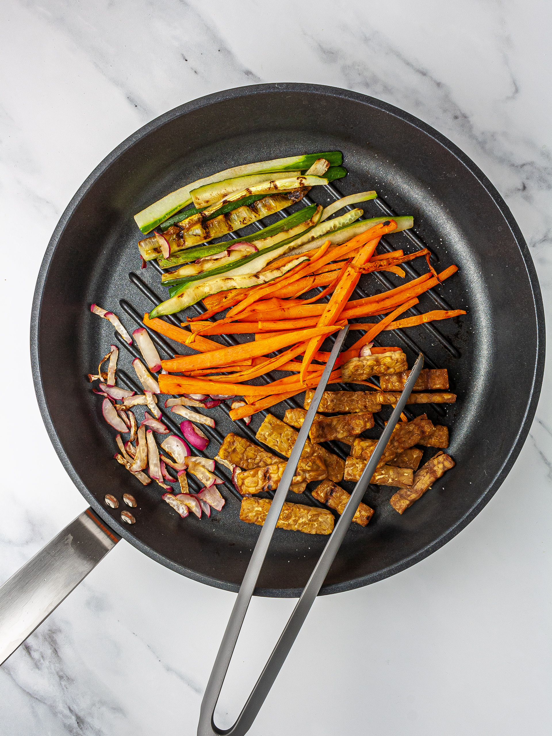 Grilled kimbap filling vegetables and tempeh.