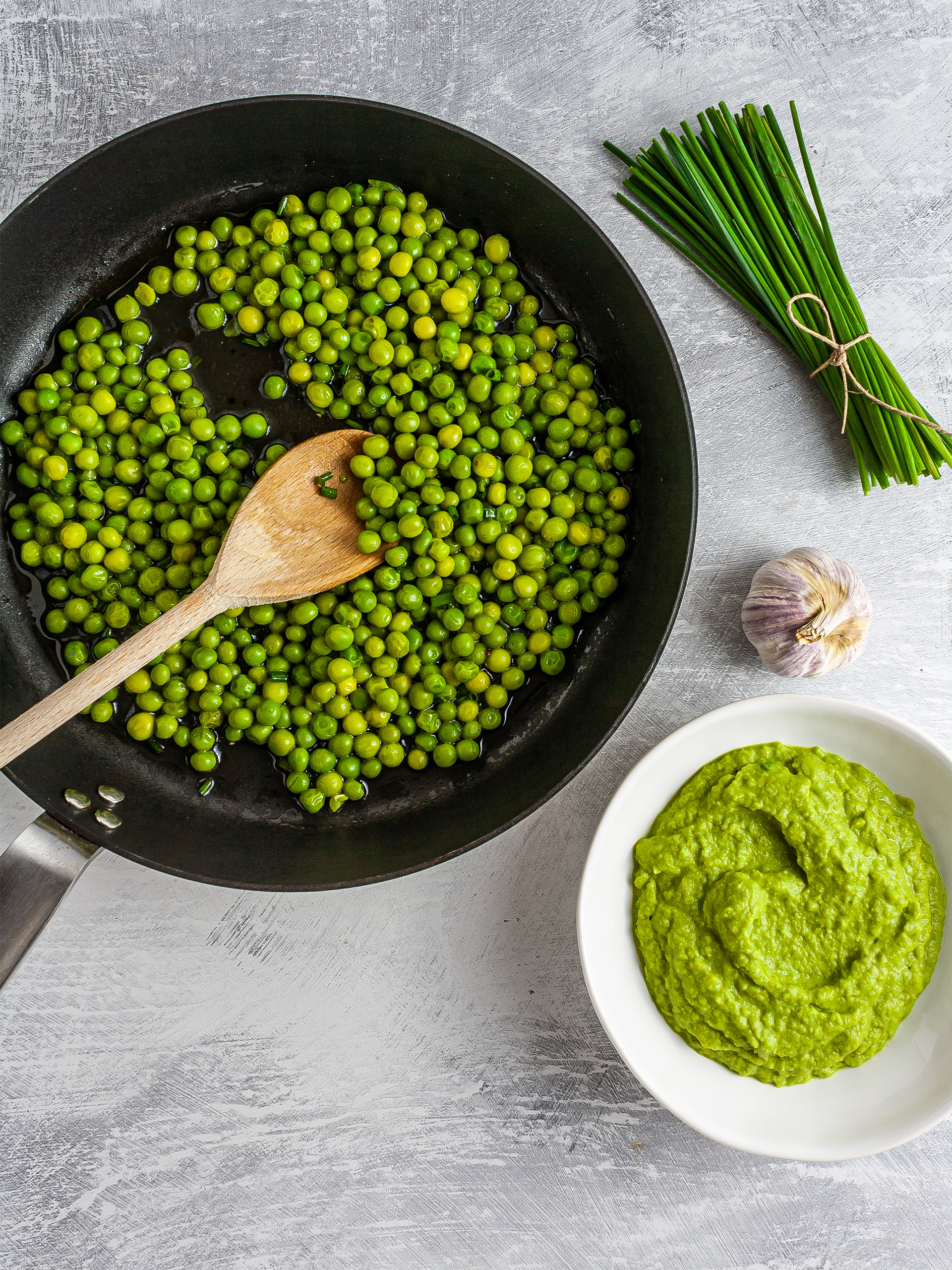 Cooked peas and mashed peas