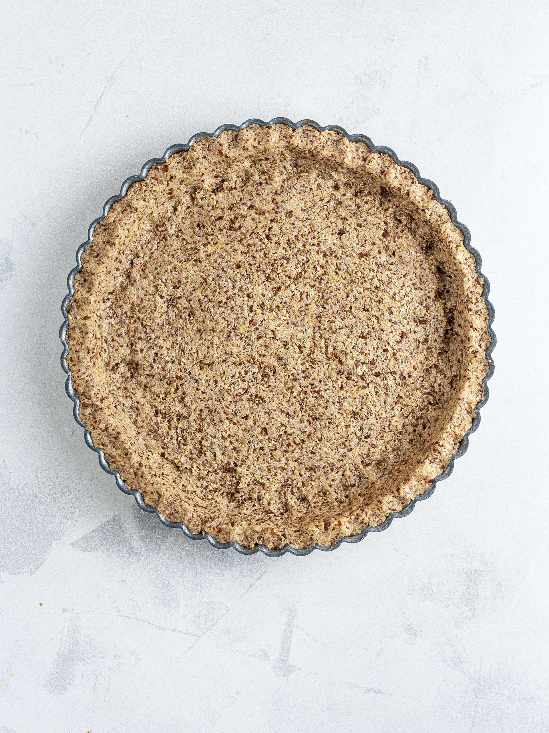 Pie tin lined with the oat crust