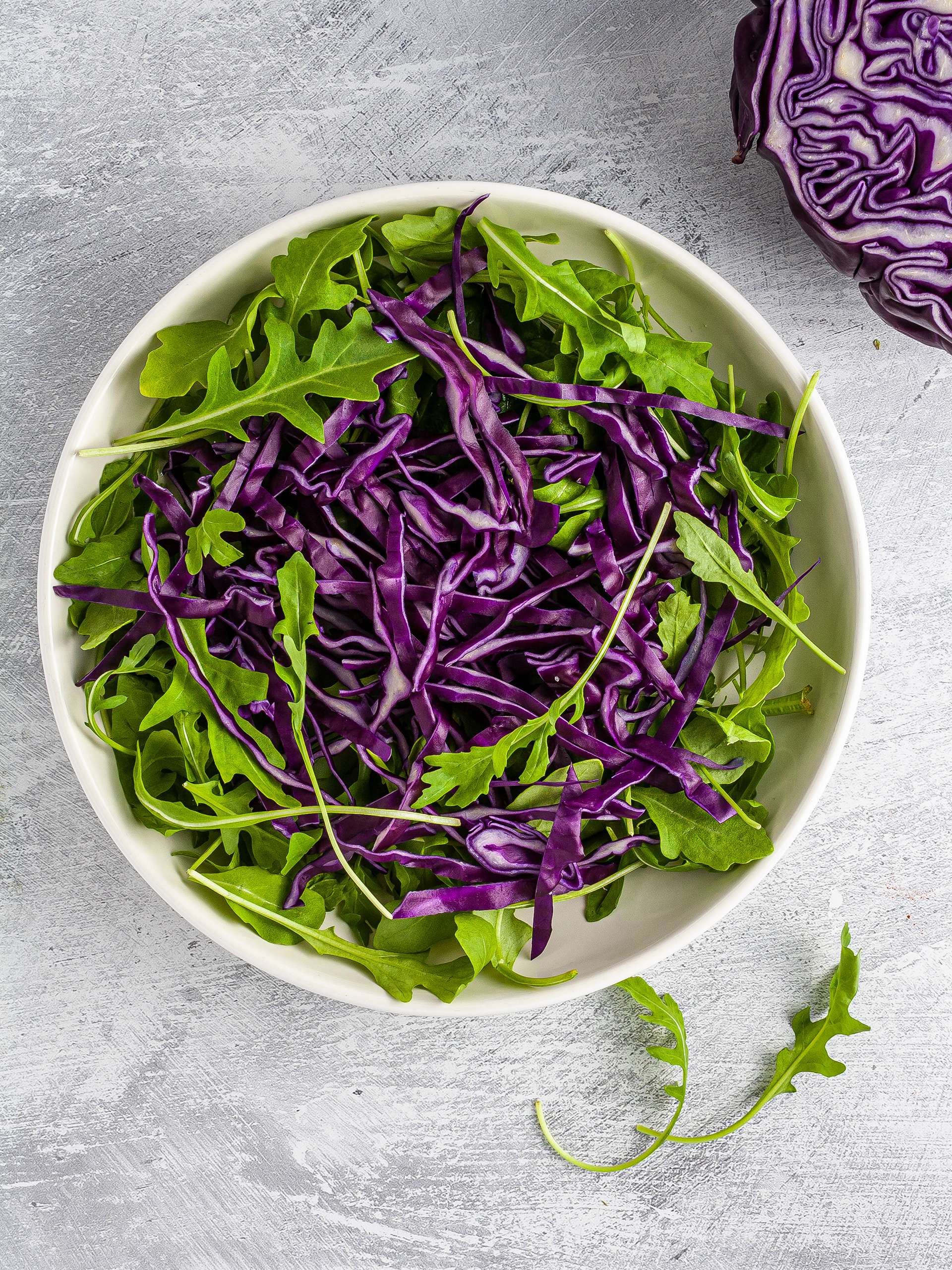 Rocket and red cabbage in a salad bowl