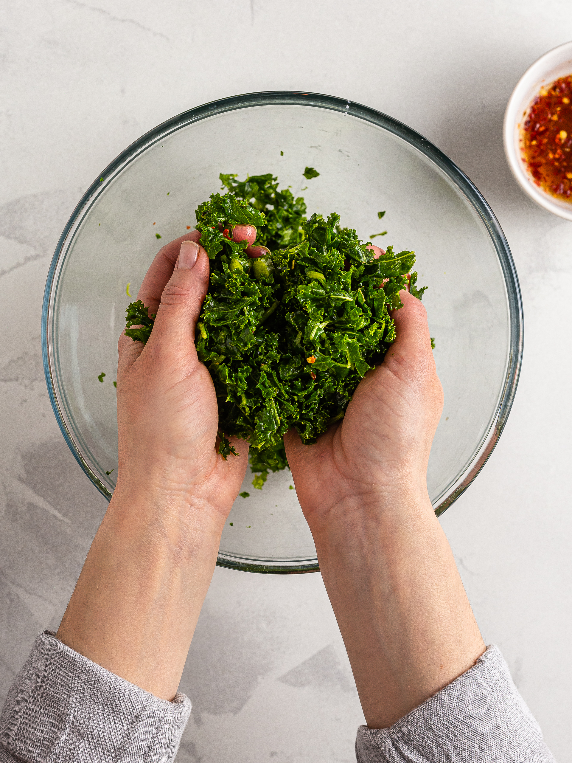 Kale seasoned with chilli dressing