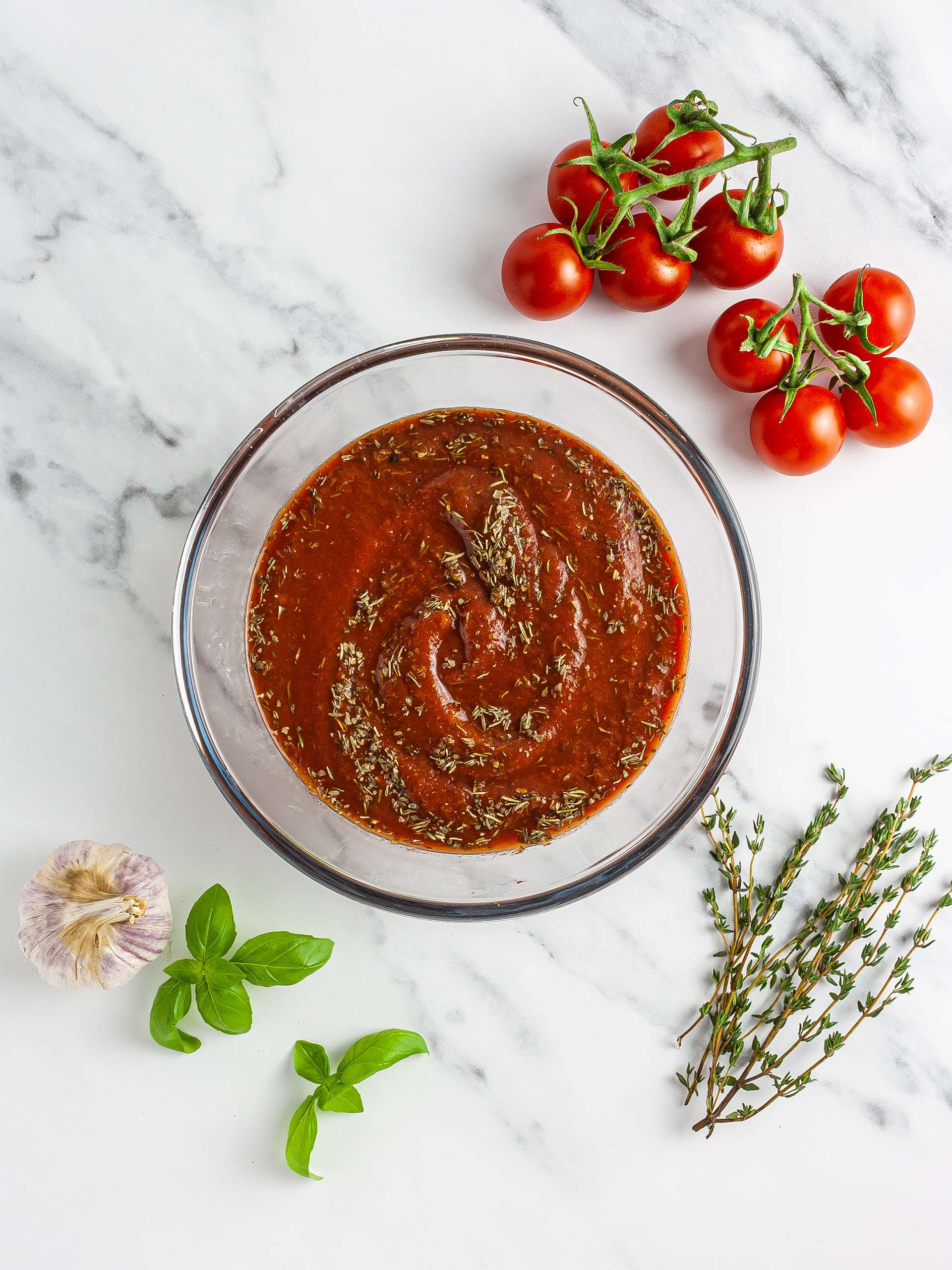 Tomato sauce with basil and thyme
