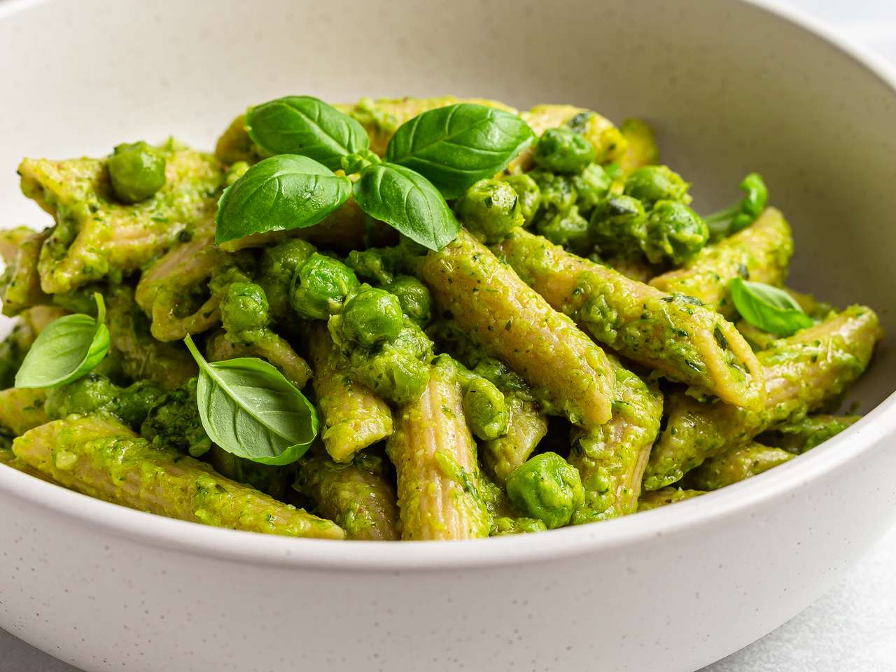 High-Fibre Pasta with Green Peas Recipe | Foodaciously