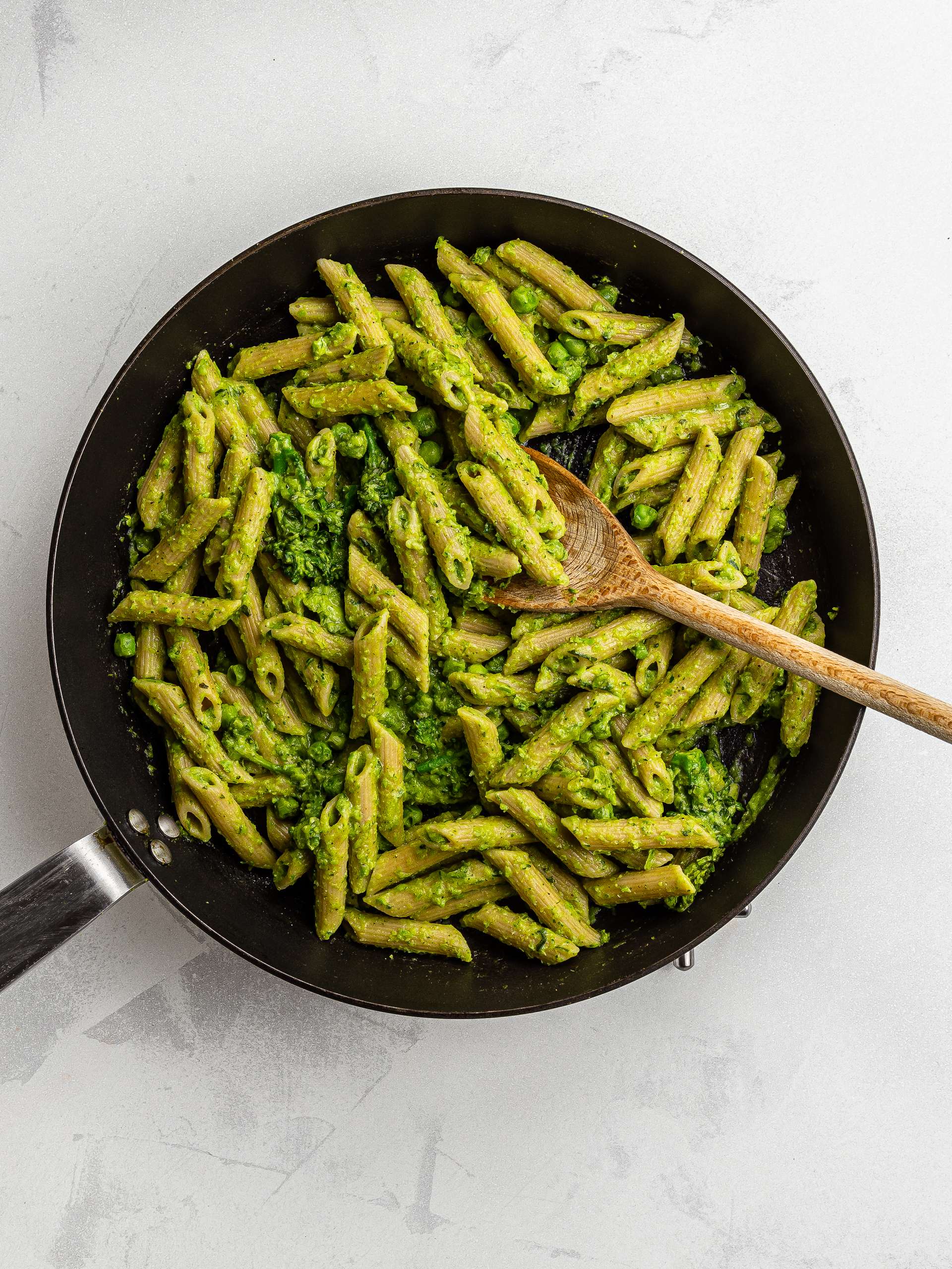 wholemeal pasta with creamy pea mash