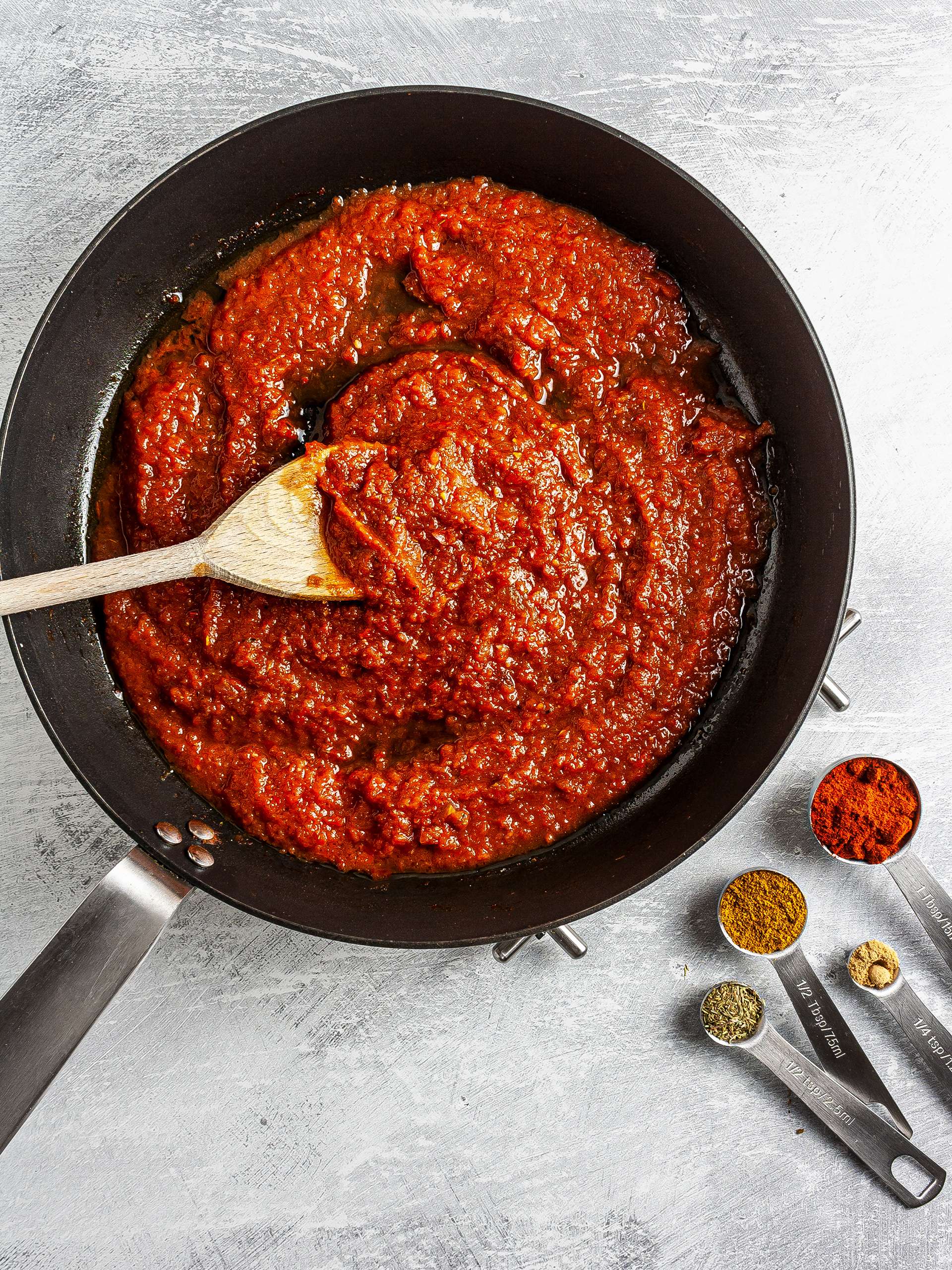 Tomato sauce with curry and paprika