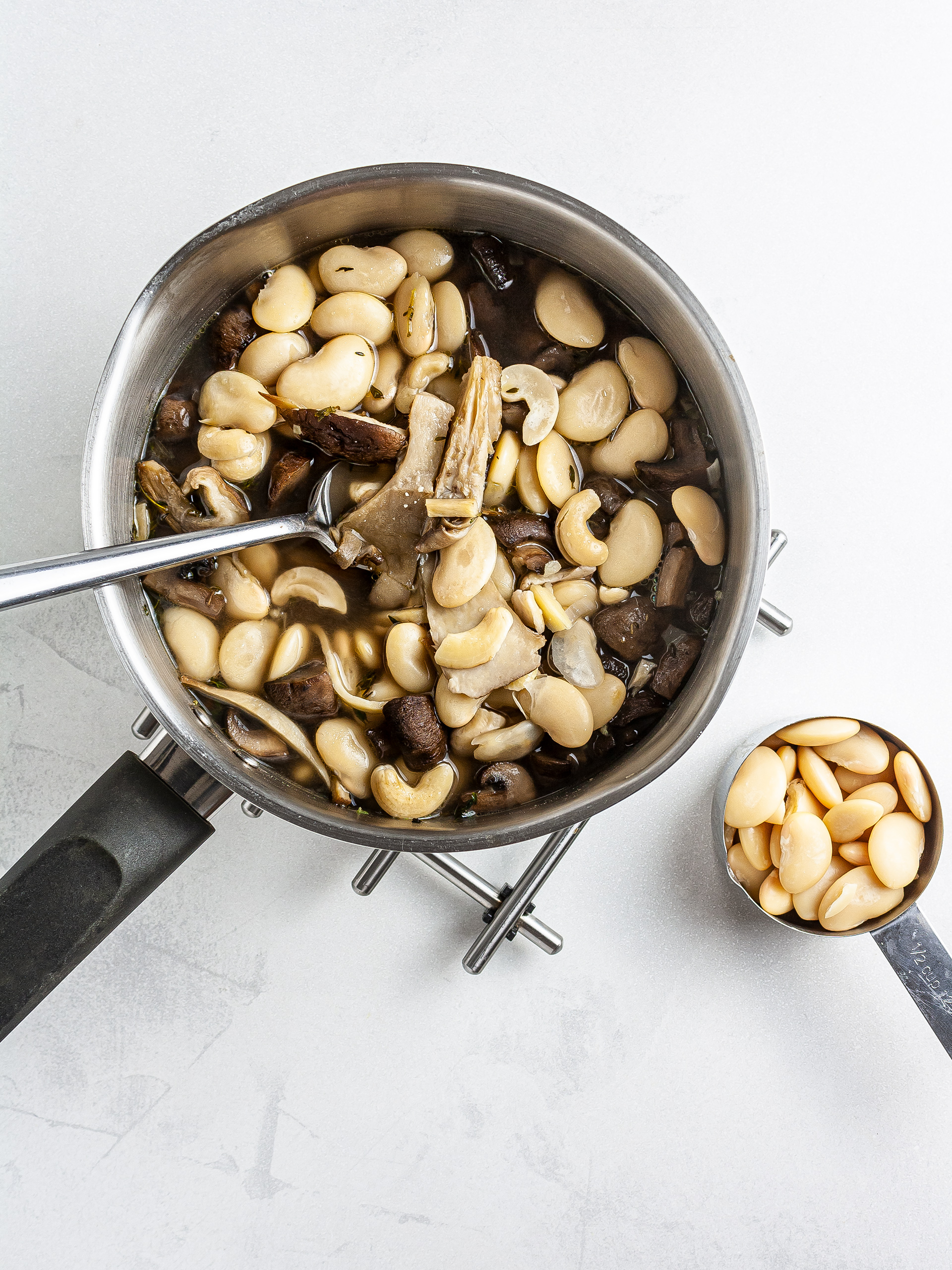 Mushroom stew with cashew and beans