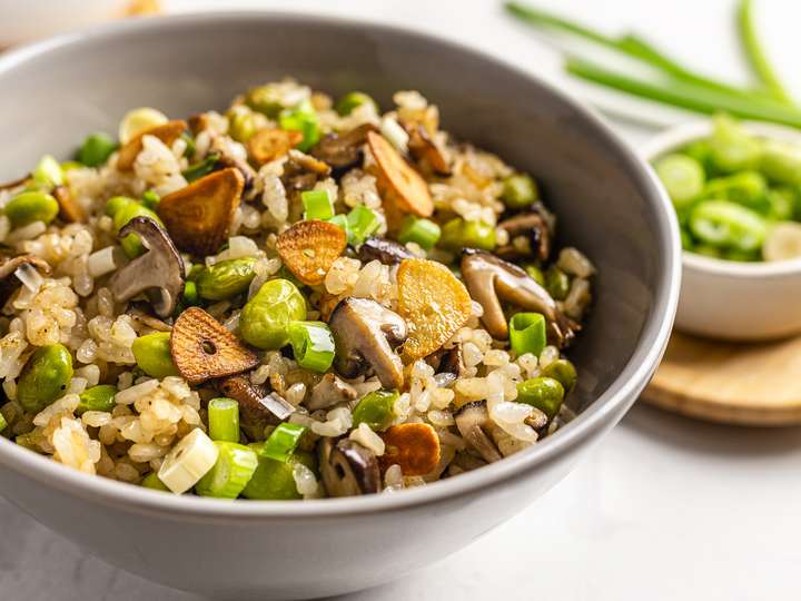 https://cdn.foodaciously.com/static/recipes/5d450d8b-f557-4f34-83eb-7c65ef9fb0d6/japanese-garlic-fried-rice-with-shiitake-and-edamame-recipe-cacb62615eee91e8f6b89840732b5db2-720.jpg