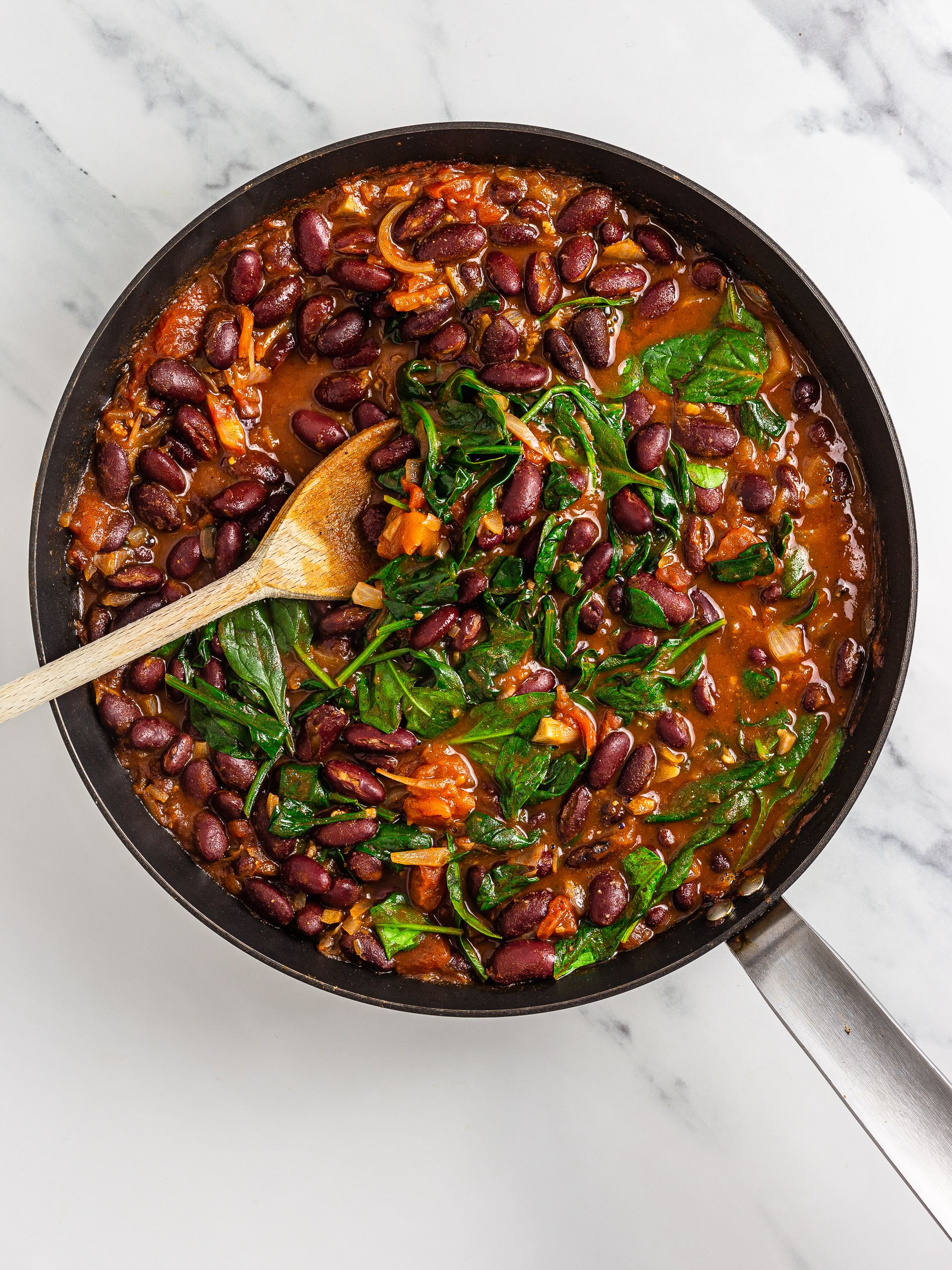 red kidney beans stew with spinach