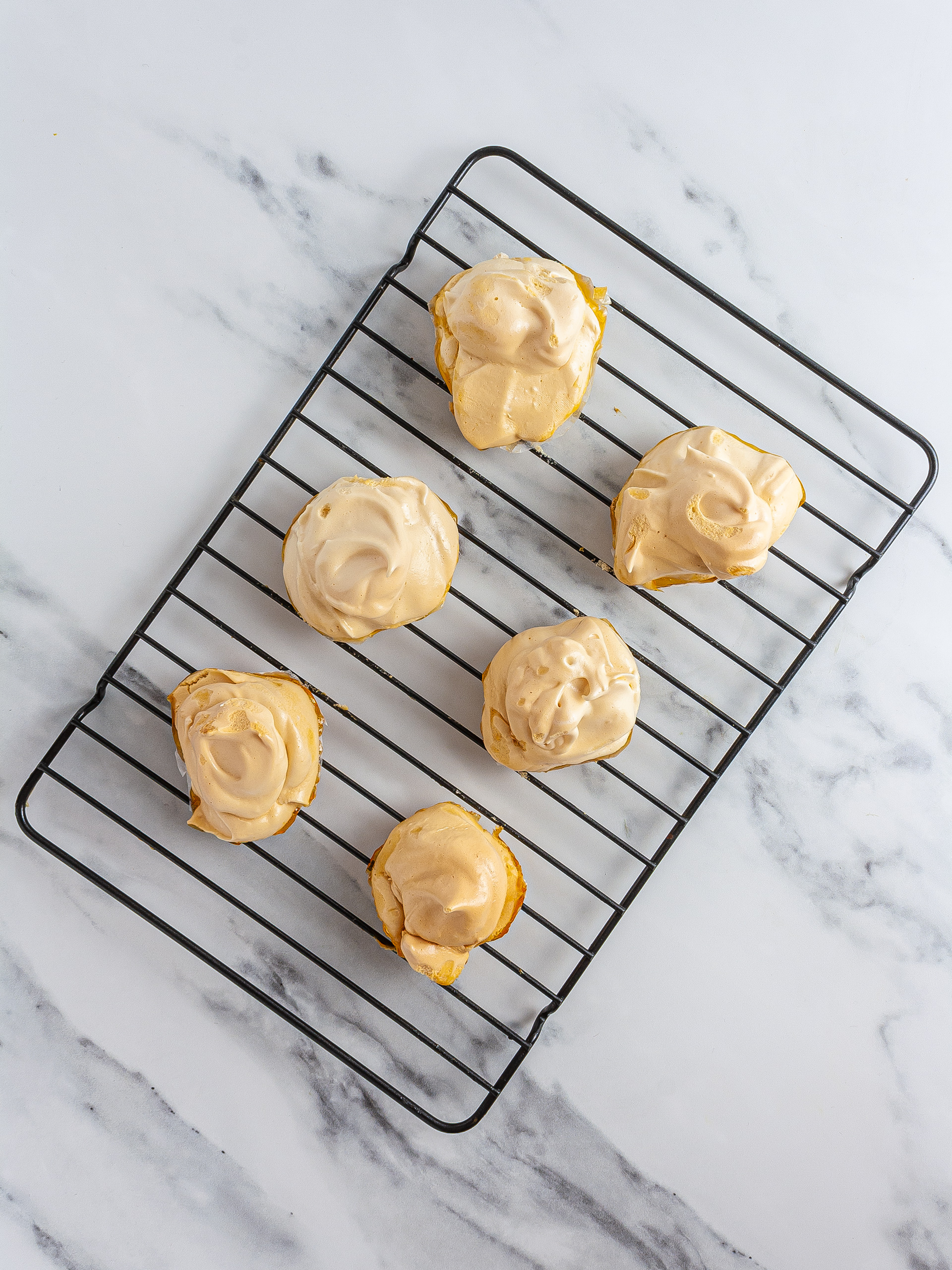 Baked honey meringues