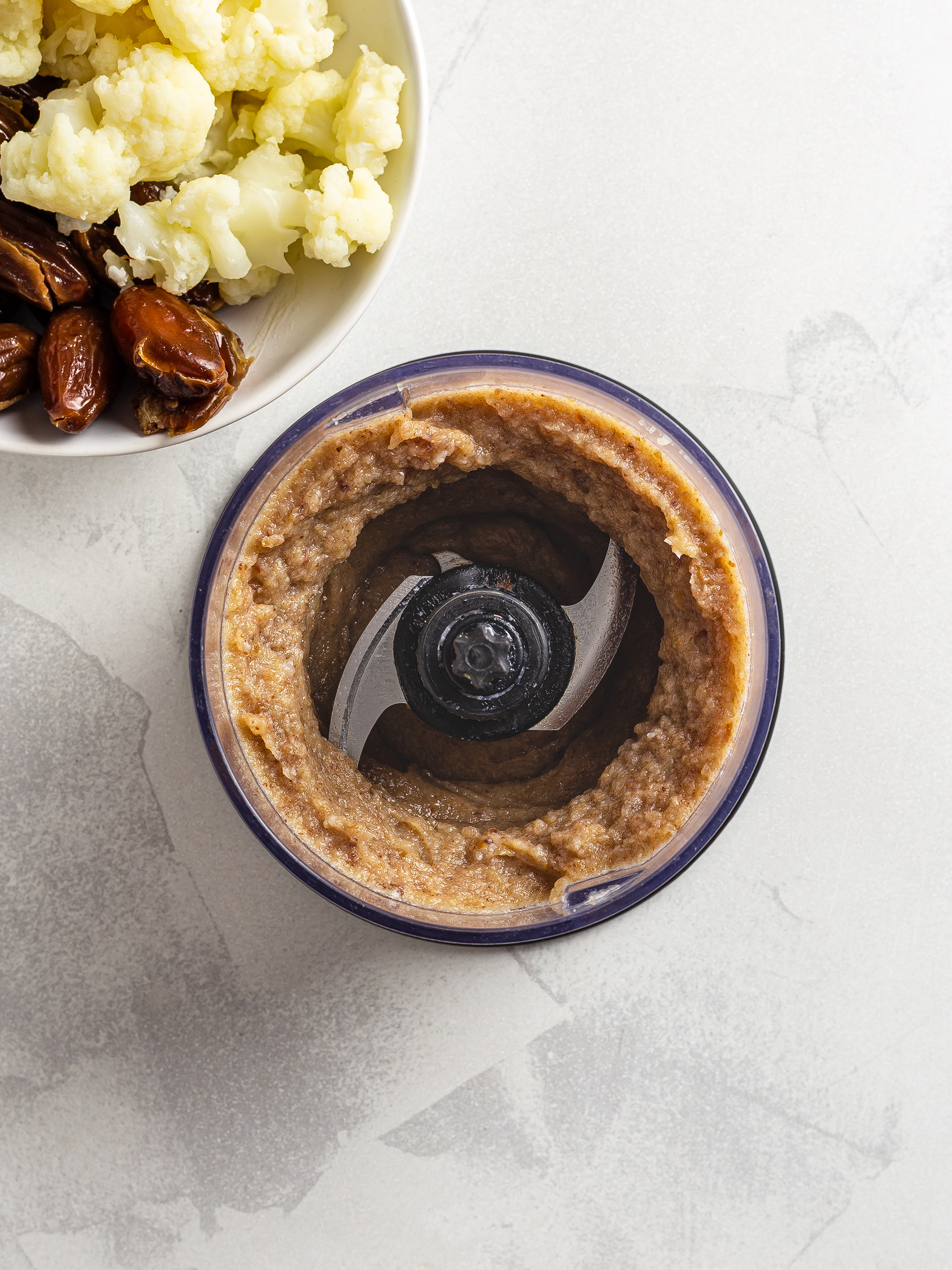 Dates and cauliflower puree for brownies