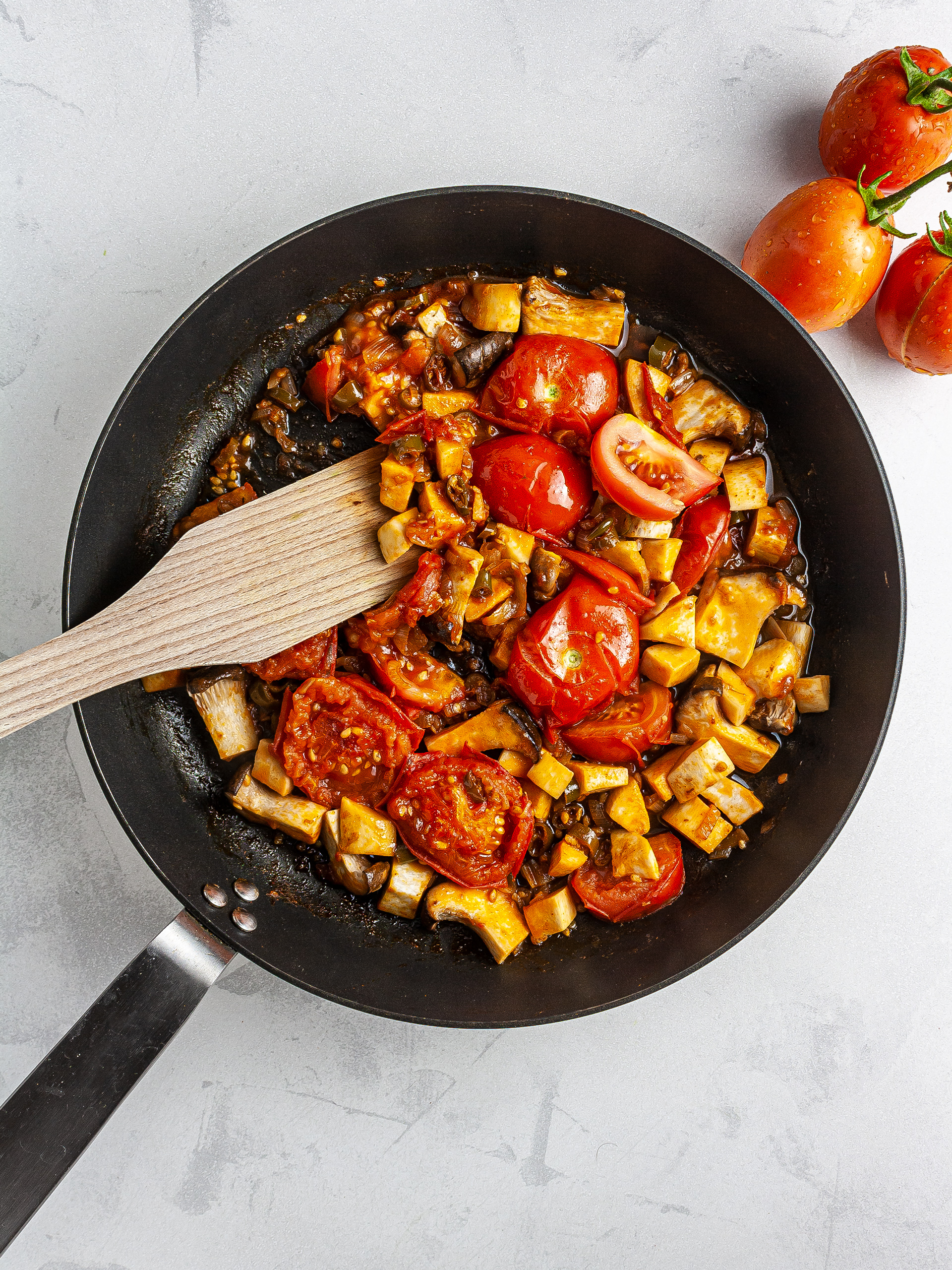 Tomatoes and mushrooms stir-fry