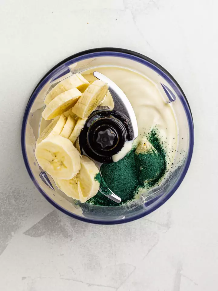 banana, yogurt and spirulina in a blender