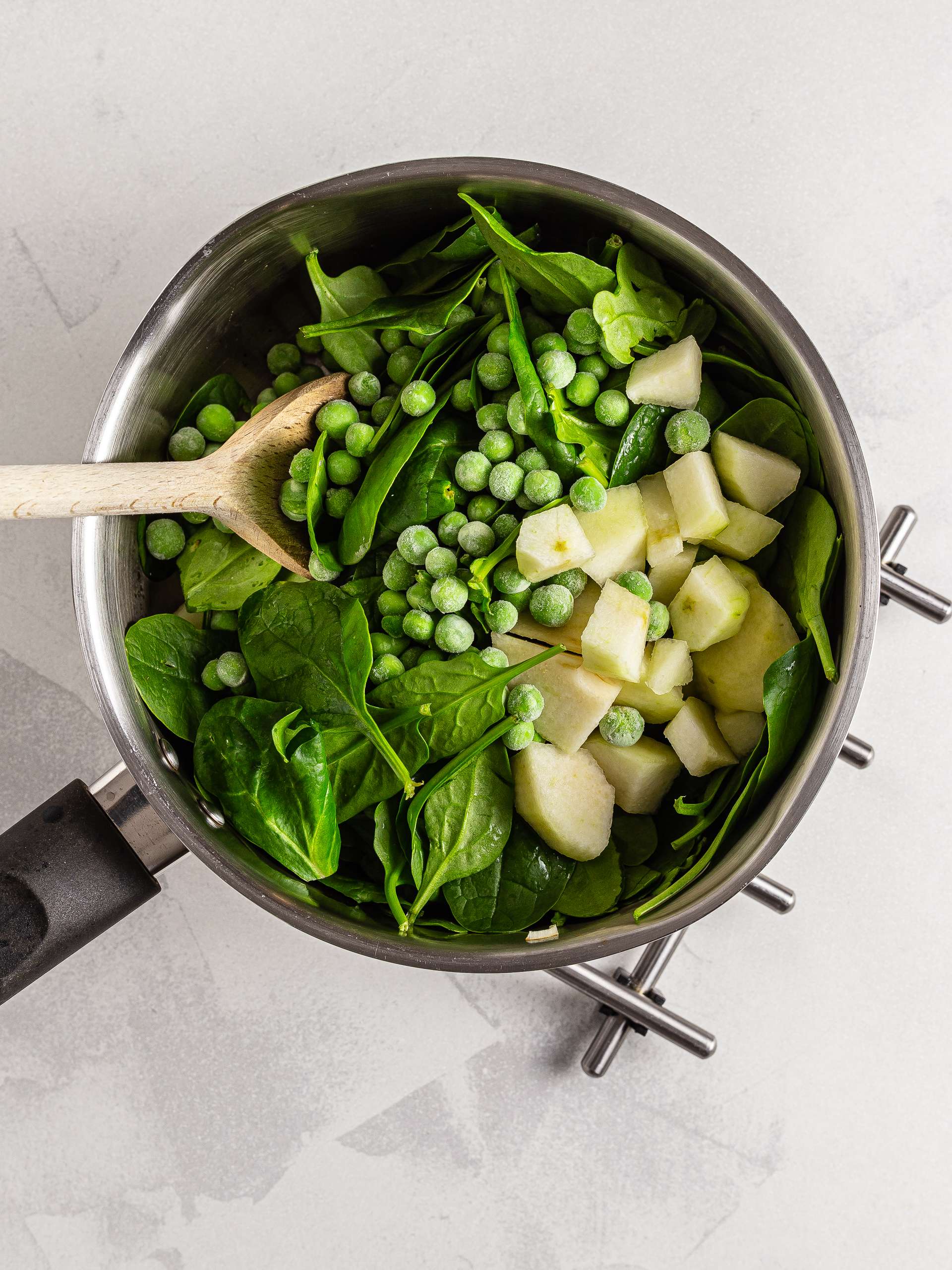 Pear, peas and spinach in a pot