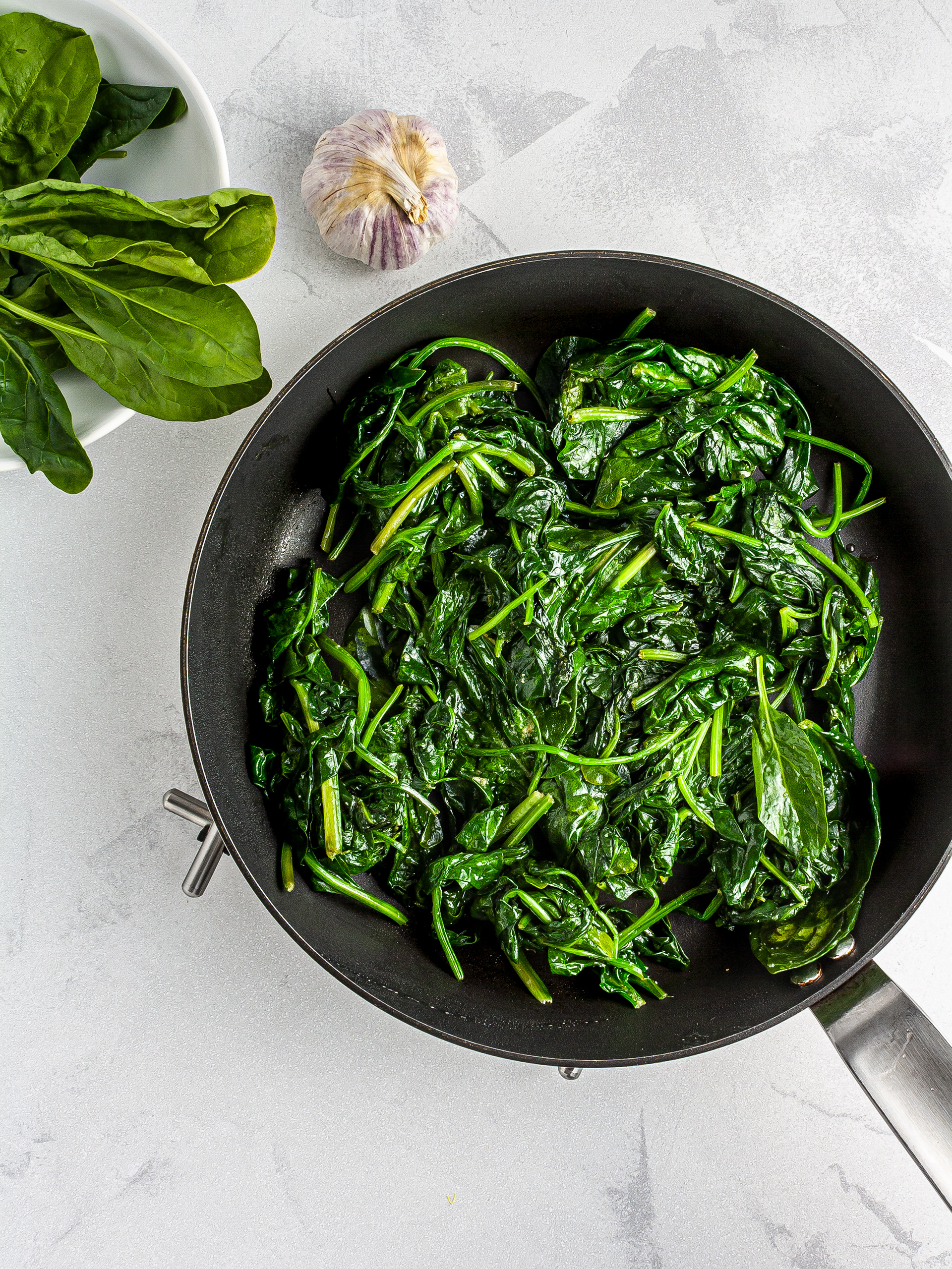 Cooked spinach with garlic