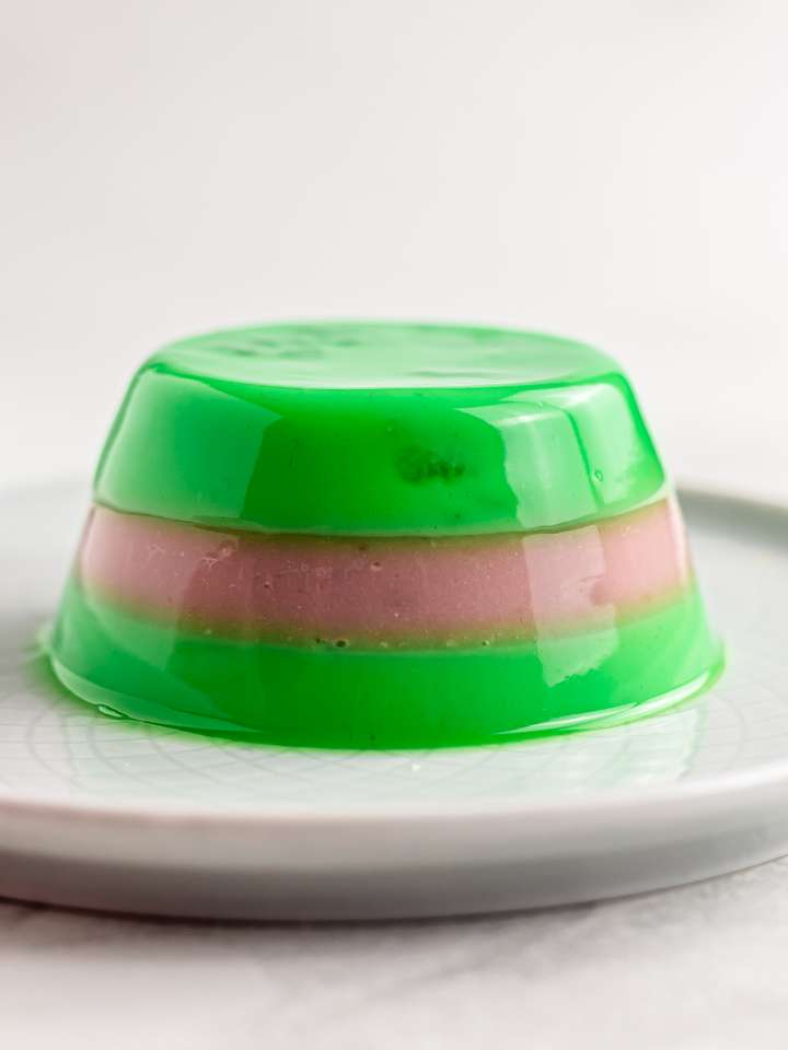 Pandan Strawberry Jelly (Vegan, Sugar-Free) | Foodaciously