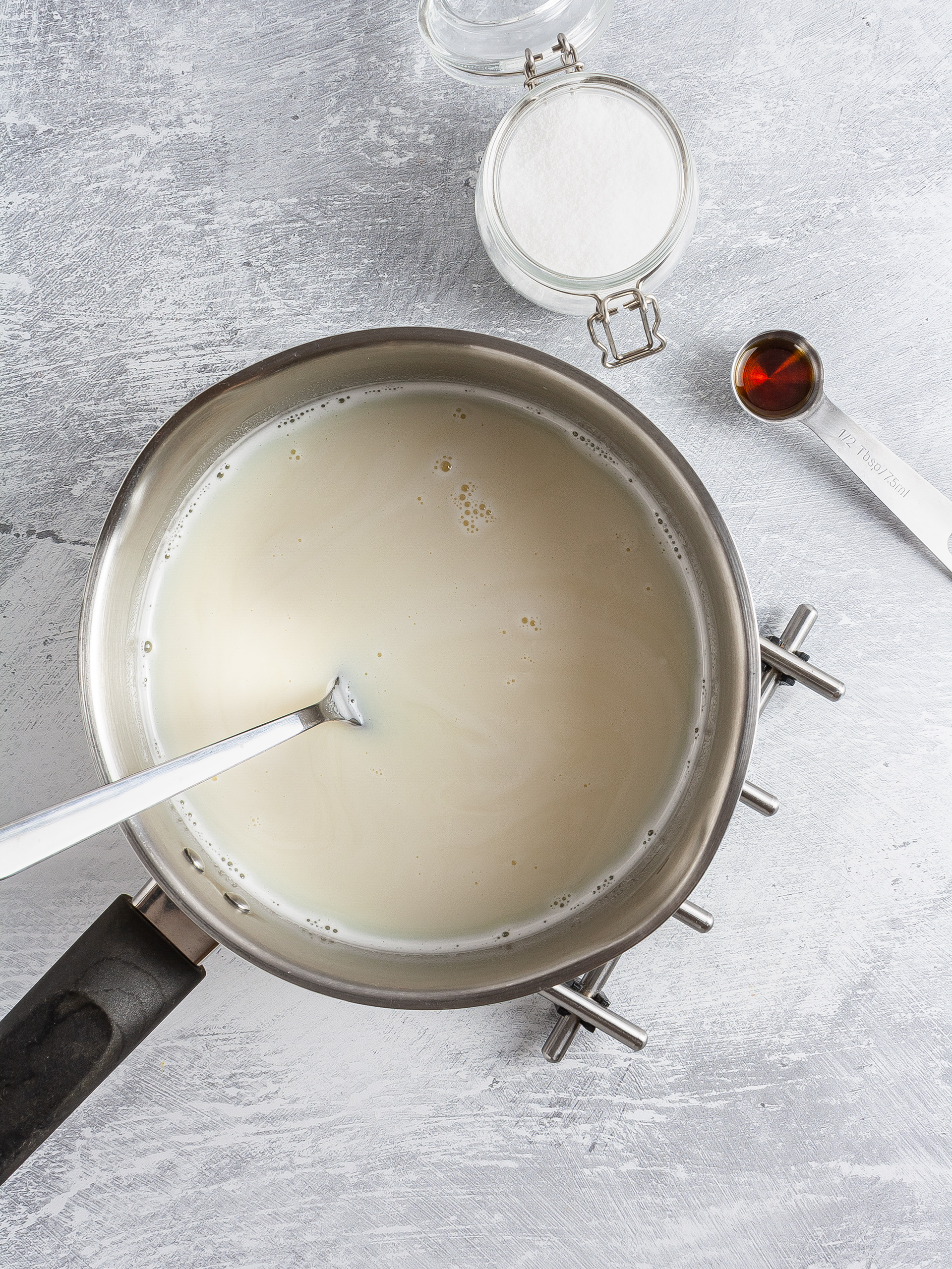 Hot milk with vanilla and erythritol