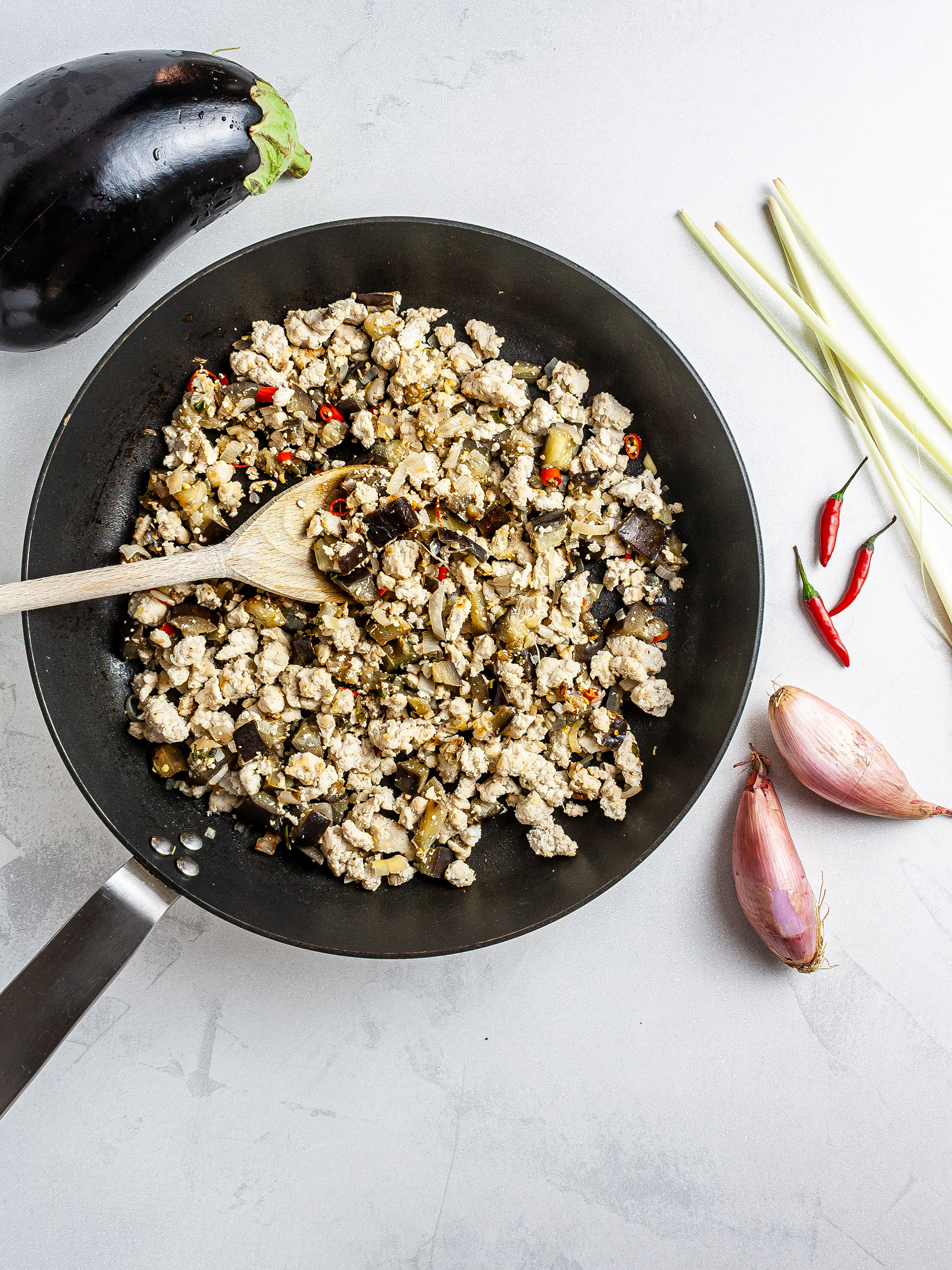 Pastry filling with chicken, aubergines and lemongrass