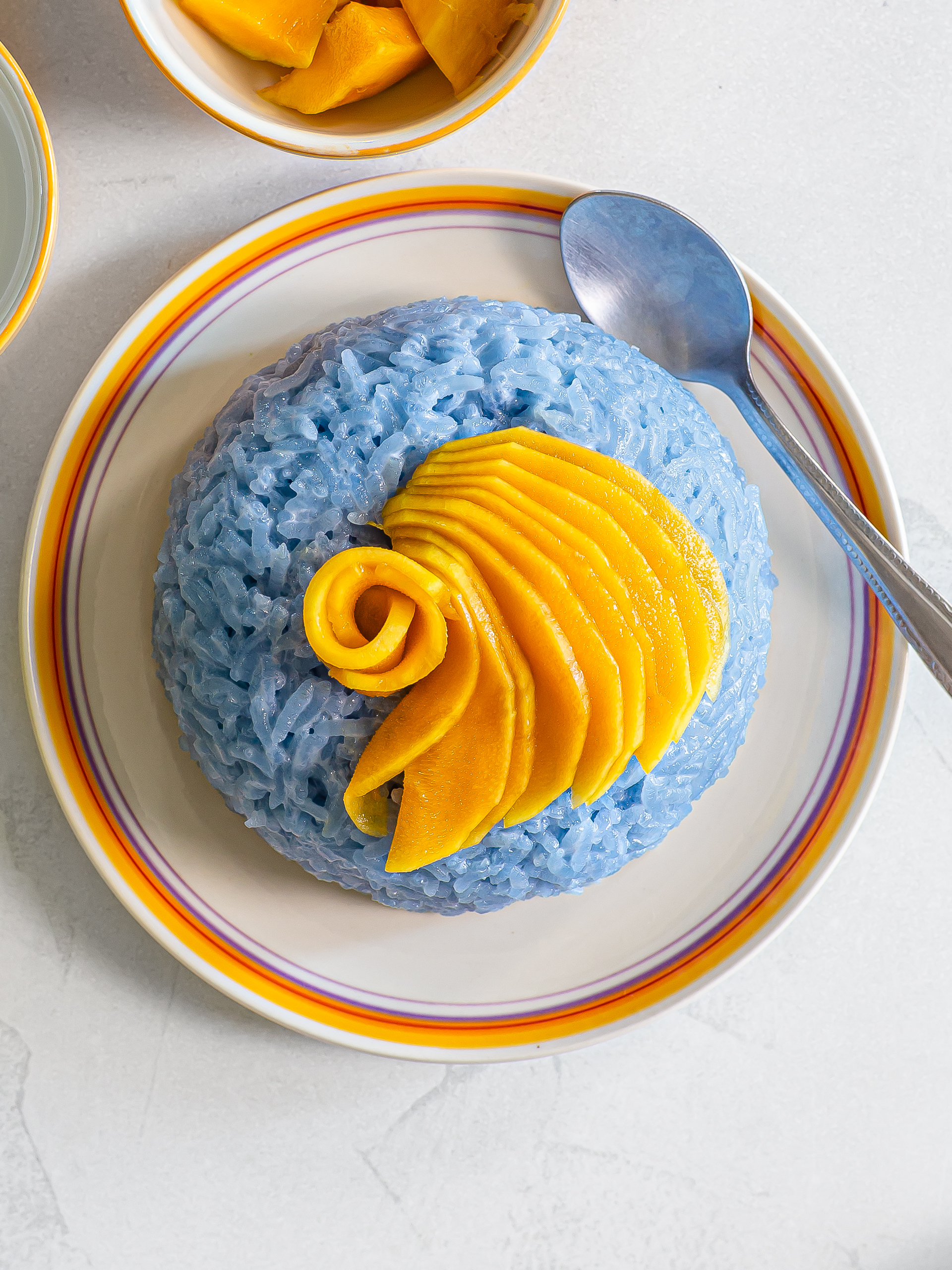 thai blue sticky rice with mango slices