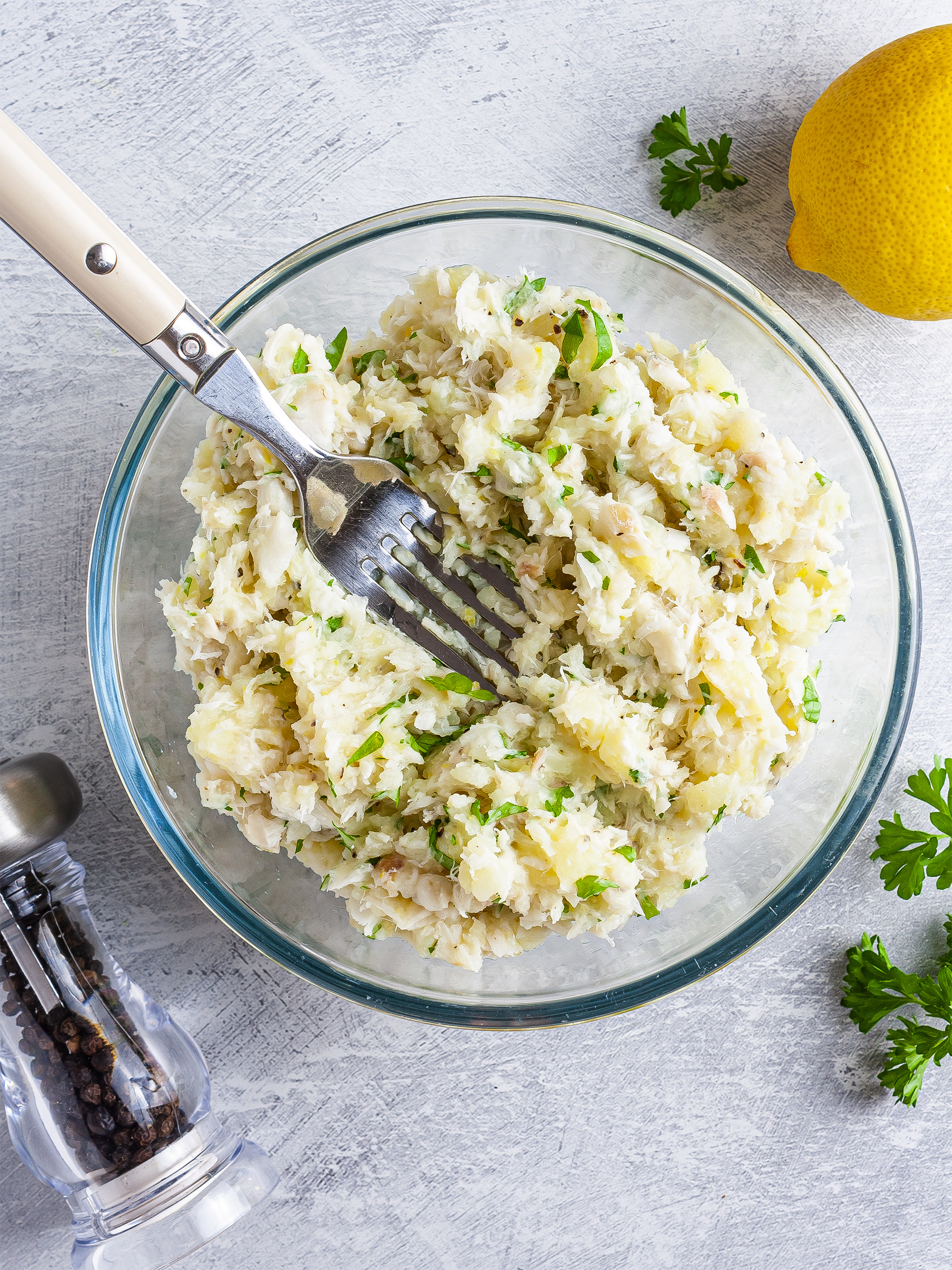 Mashed potatoes and fish with parsley