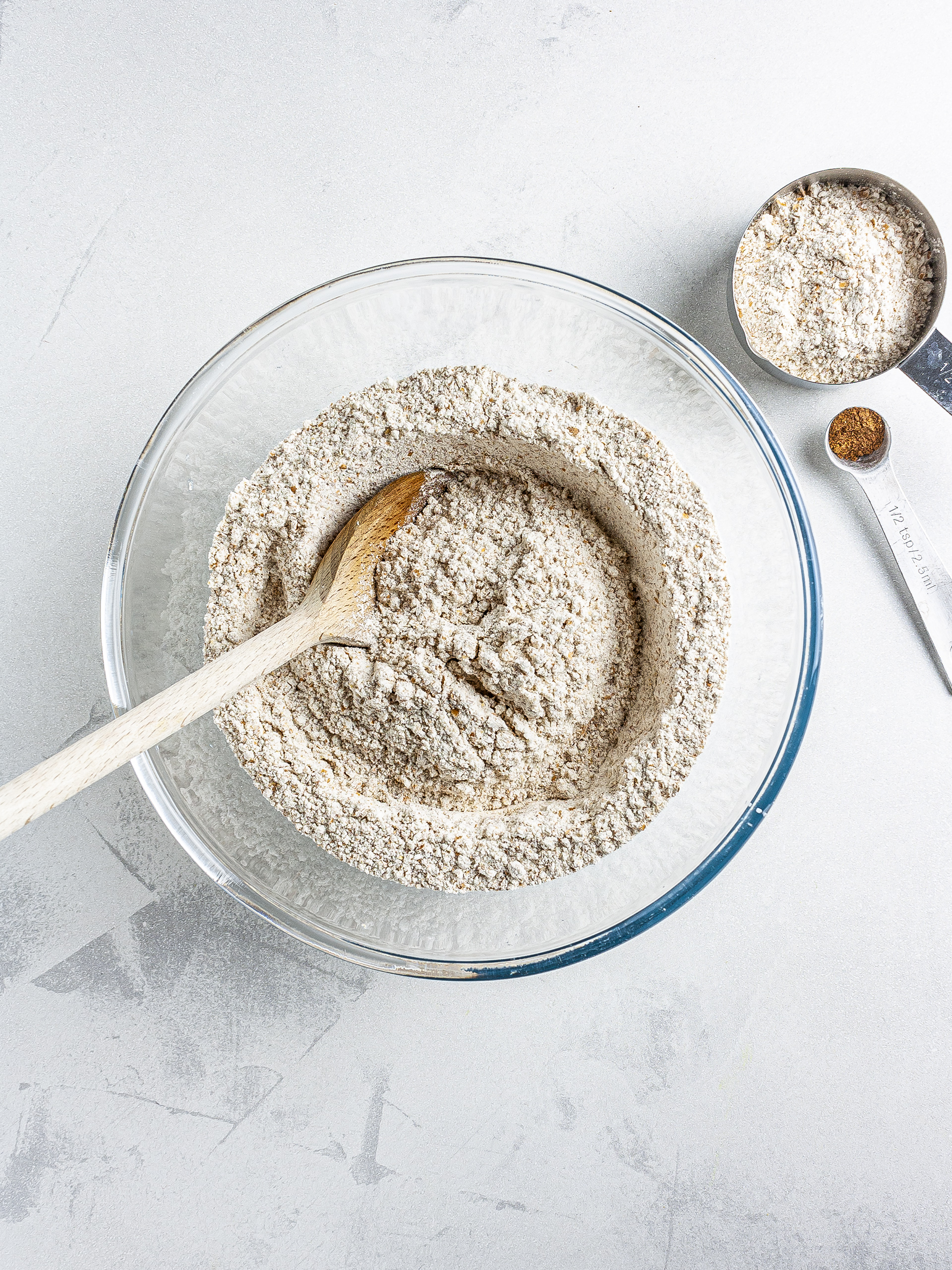 Wholemeal flour, nutmeg and baking powder in a bowl