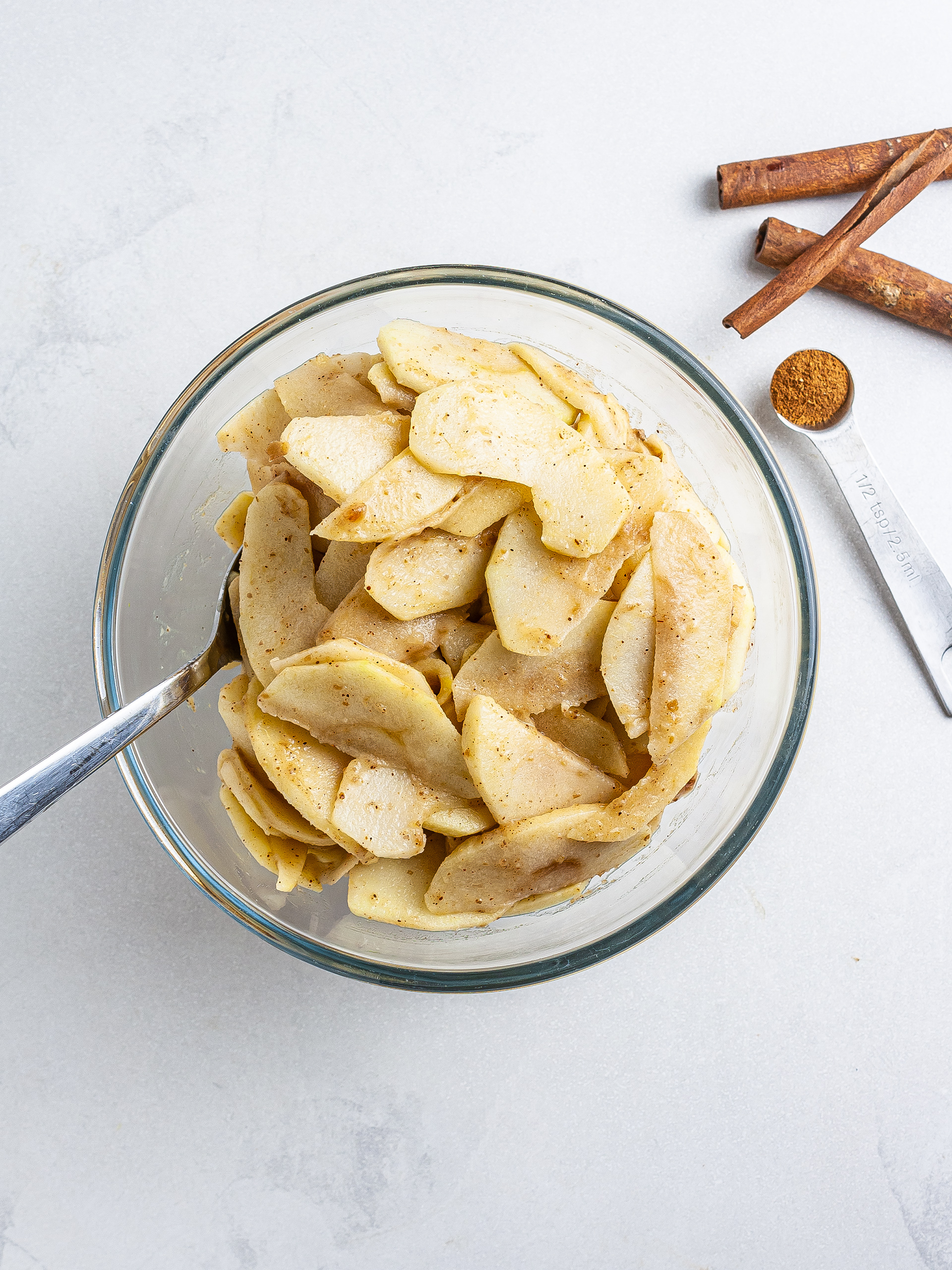 Apples with cinnamon and date paste