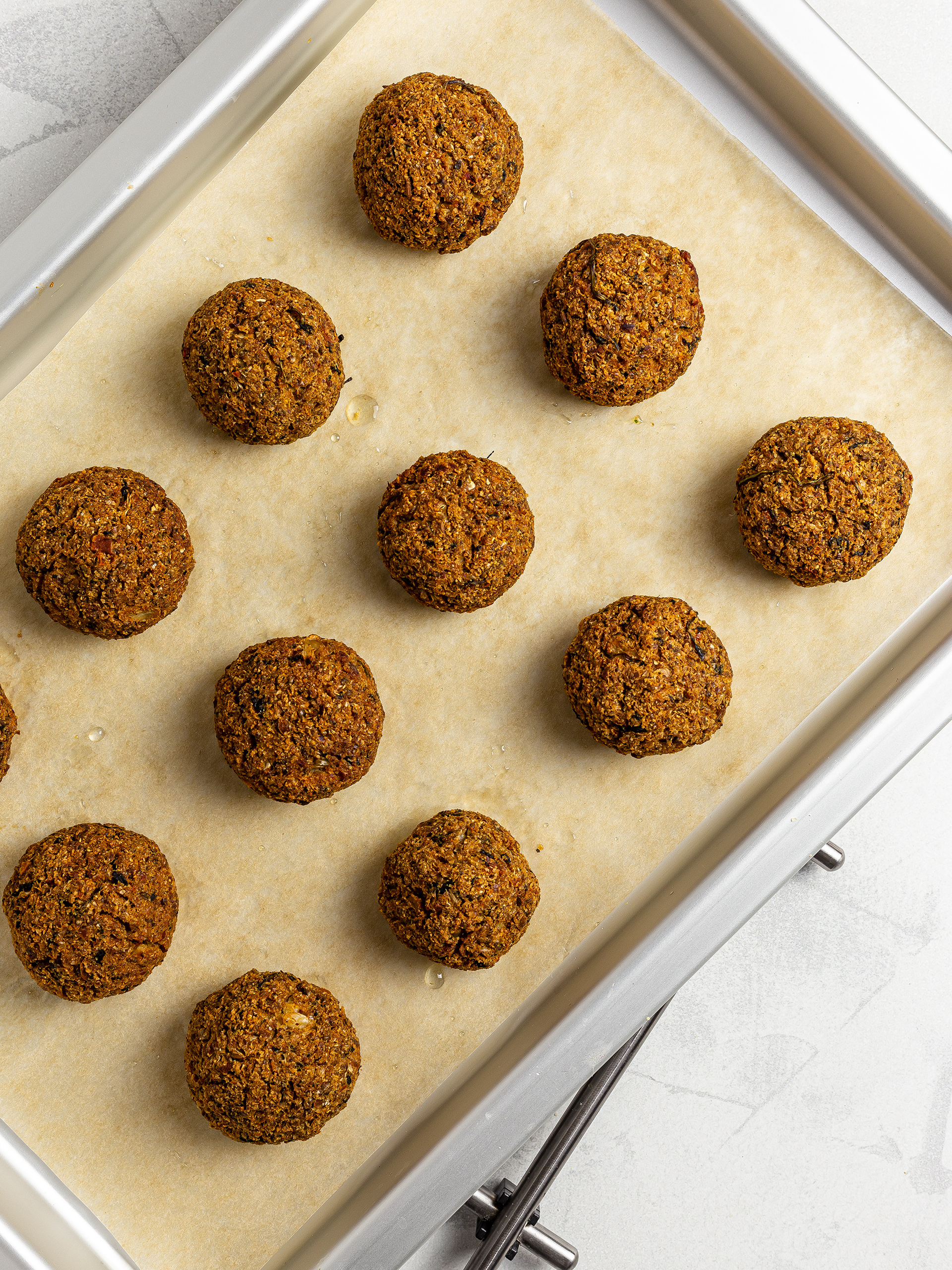 Oven-baked cauliflower falafels