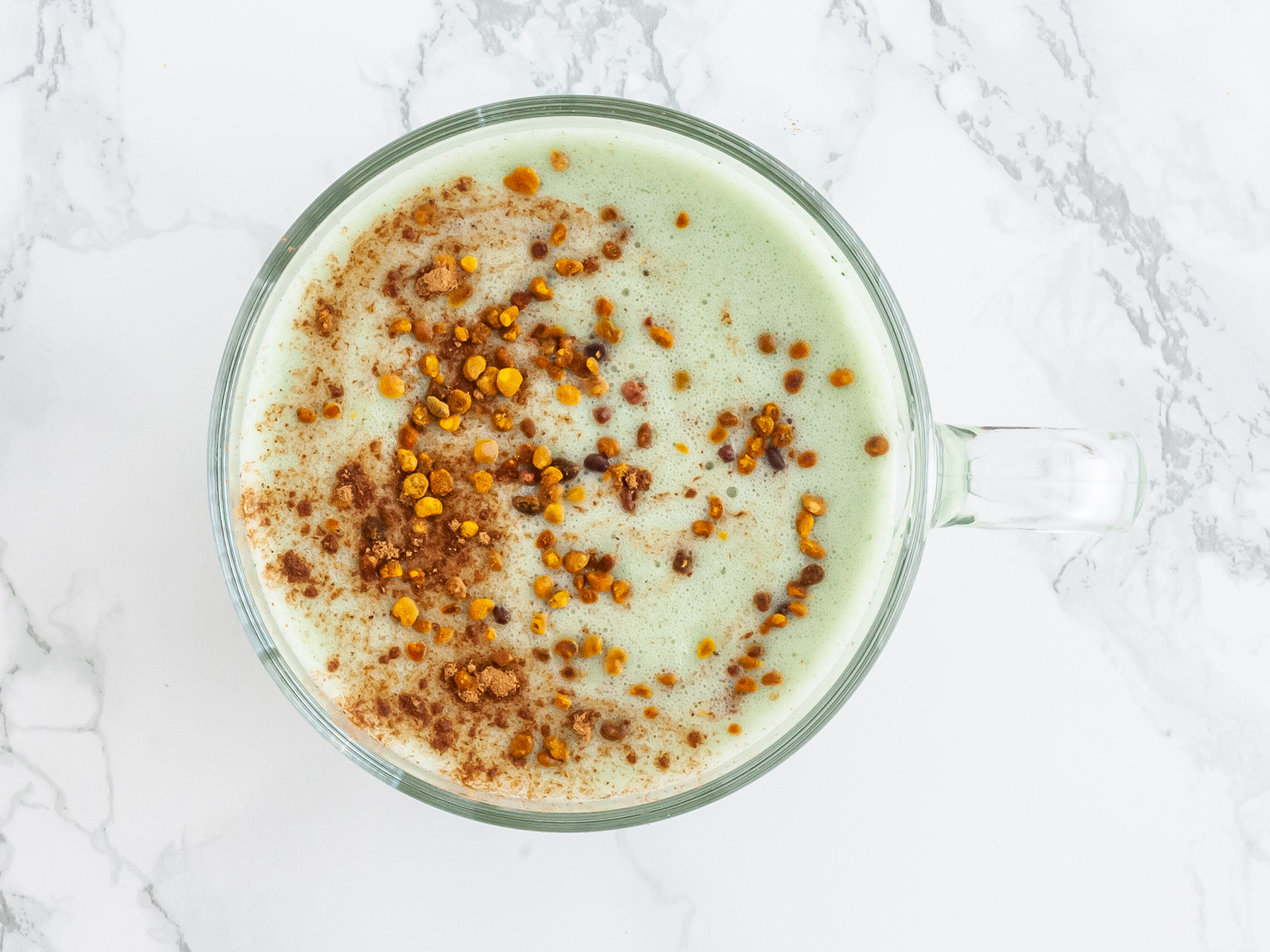 Spirulina milk with cinnamon and bee pollen.