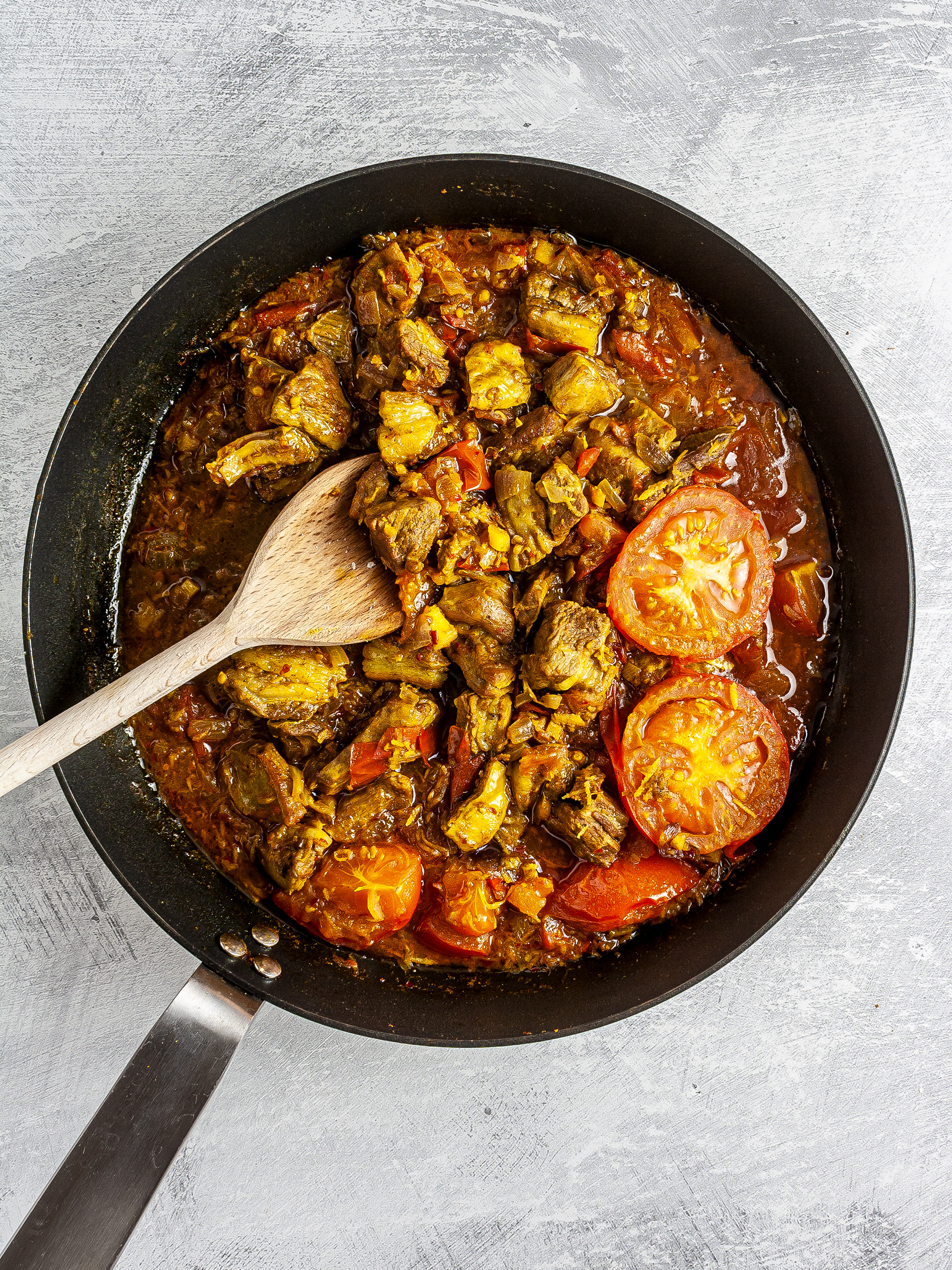 Lamb curry with tomatoes