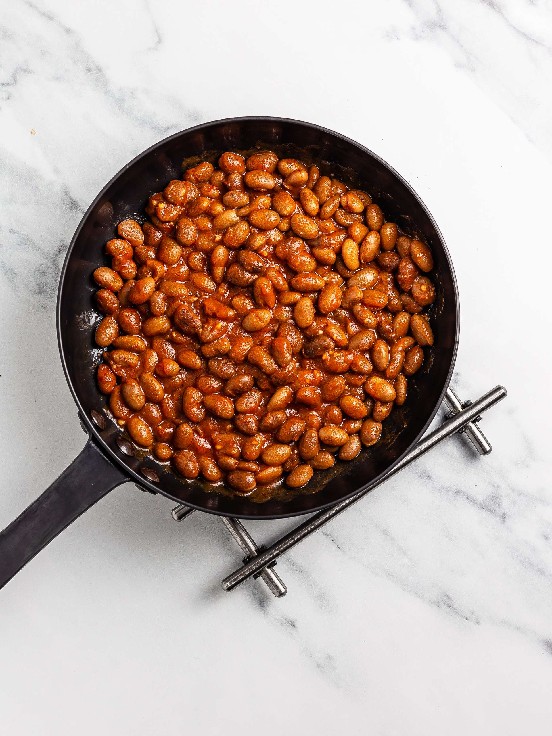 Baked beans with pinto beans and tomato sauce