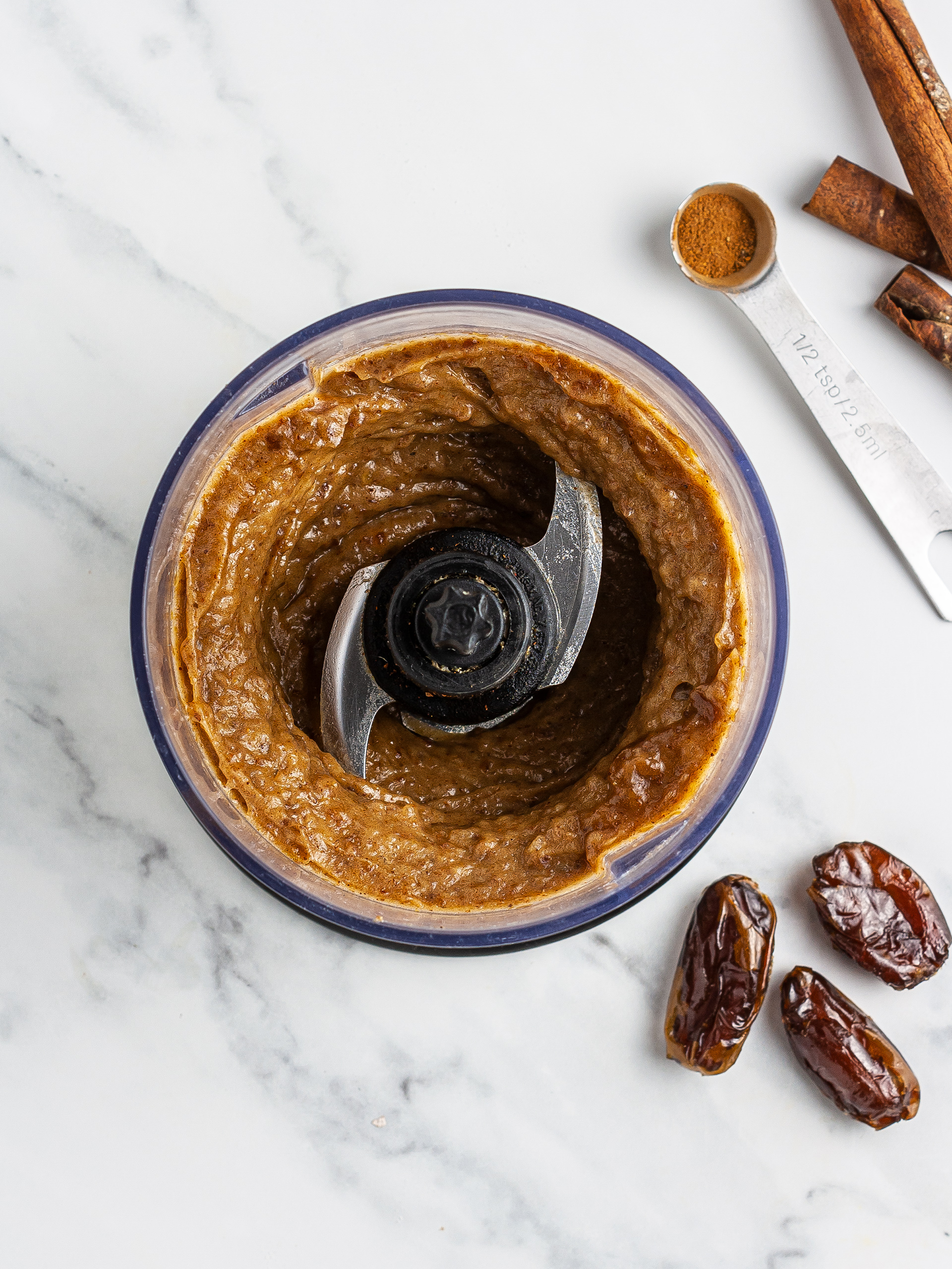 Dates and cinnamon paste filling