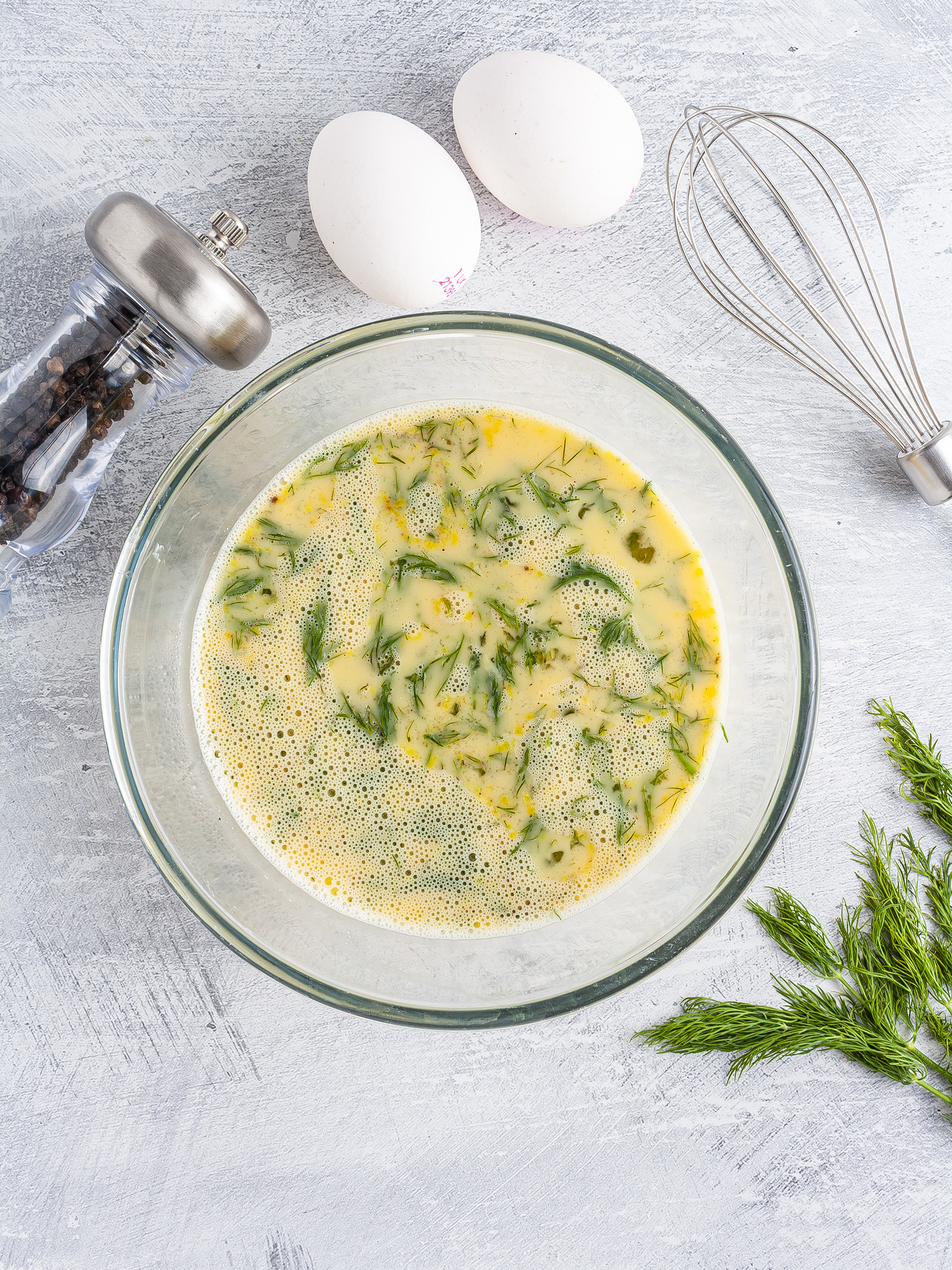 Beaten eggs with dill