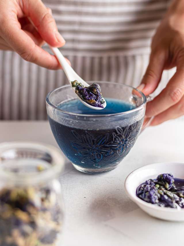 Butterfly Pea Tea Recipe (Two Ways) Foodaciously