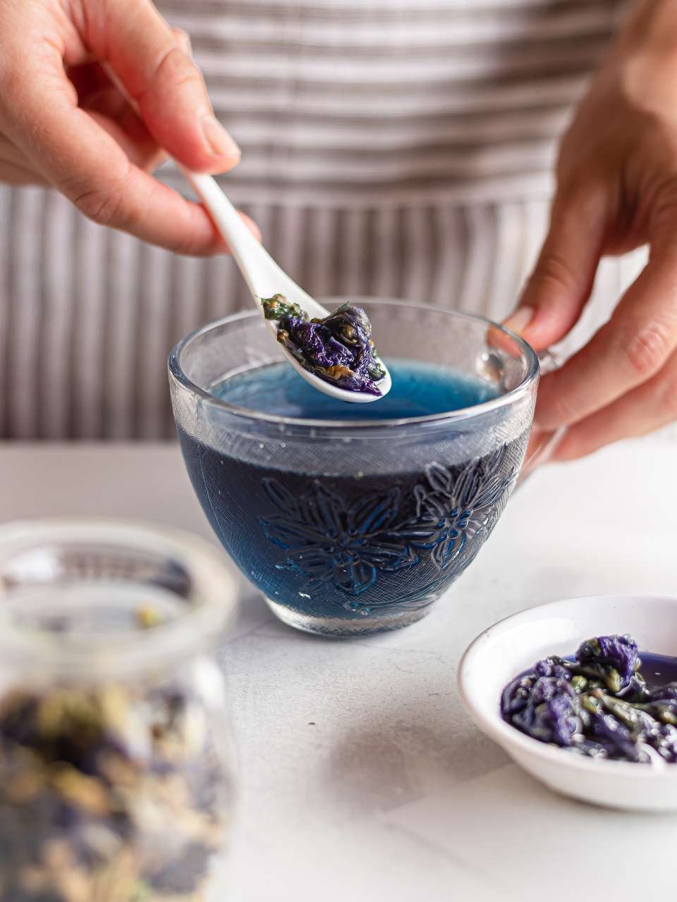 Butterfly Pea Tea Recipe (Two Ways) Foodaciously