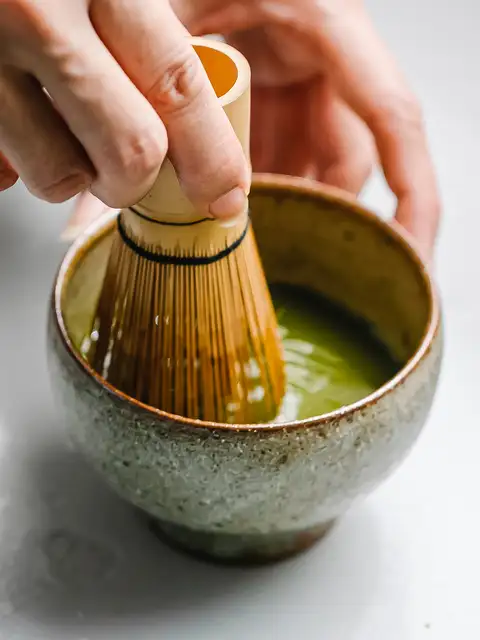 how to make matcha tea with a whisk