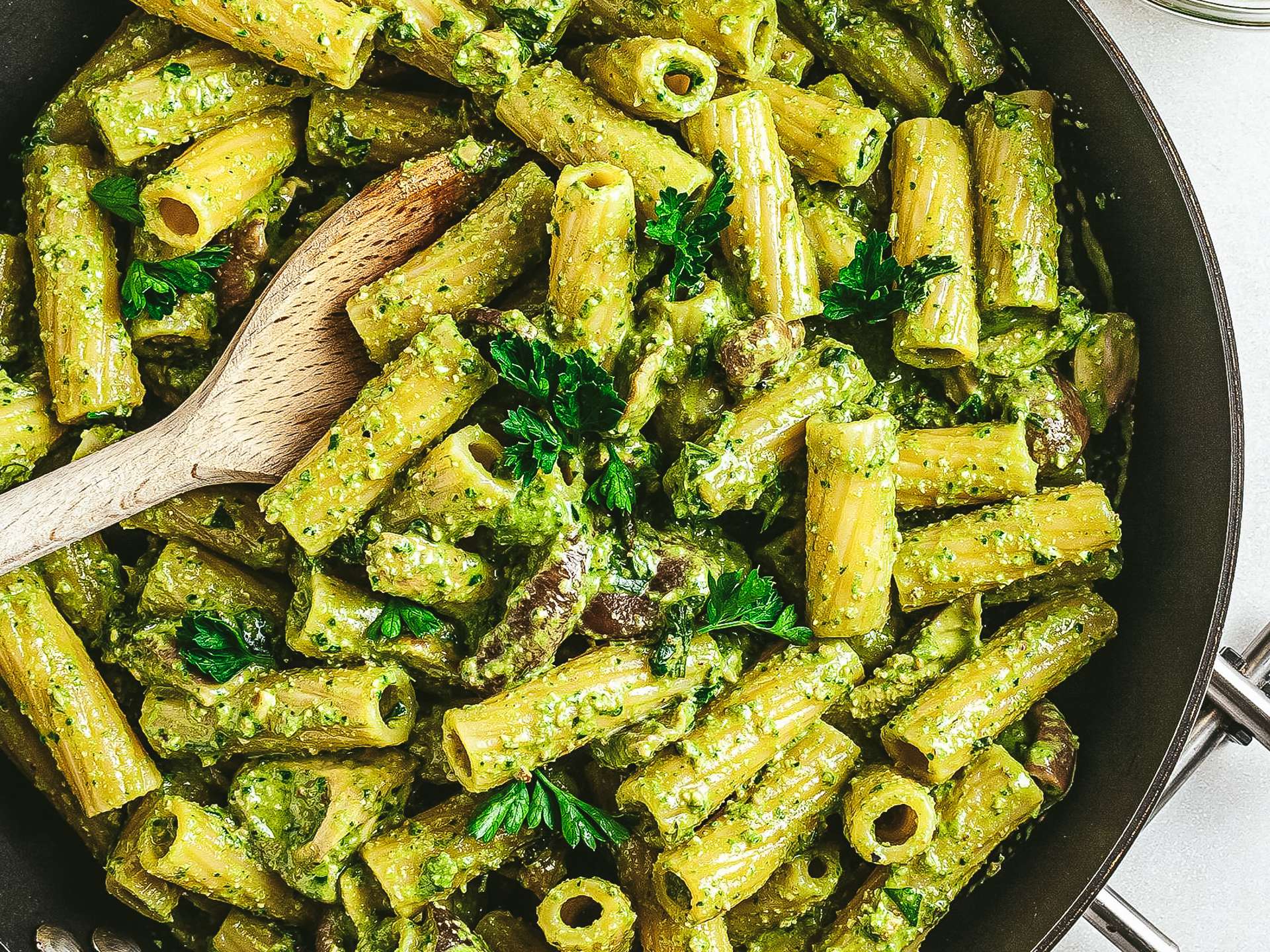 https://cdn.foodaciously.com/static/stories/fd5d1aa0-29e6-4ab1-b4a3-b5c2cabfb527/spinach-pesto-pasta-in-a-skillet-b4648e2da557373a7b234ba713528b77-1920-q60.jpg